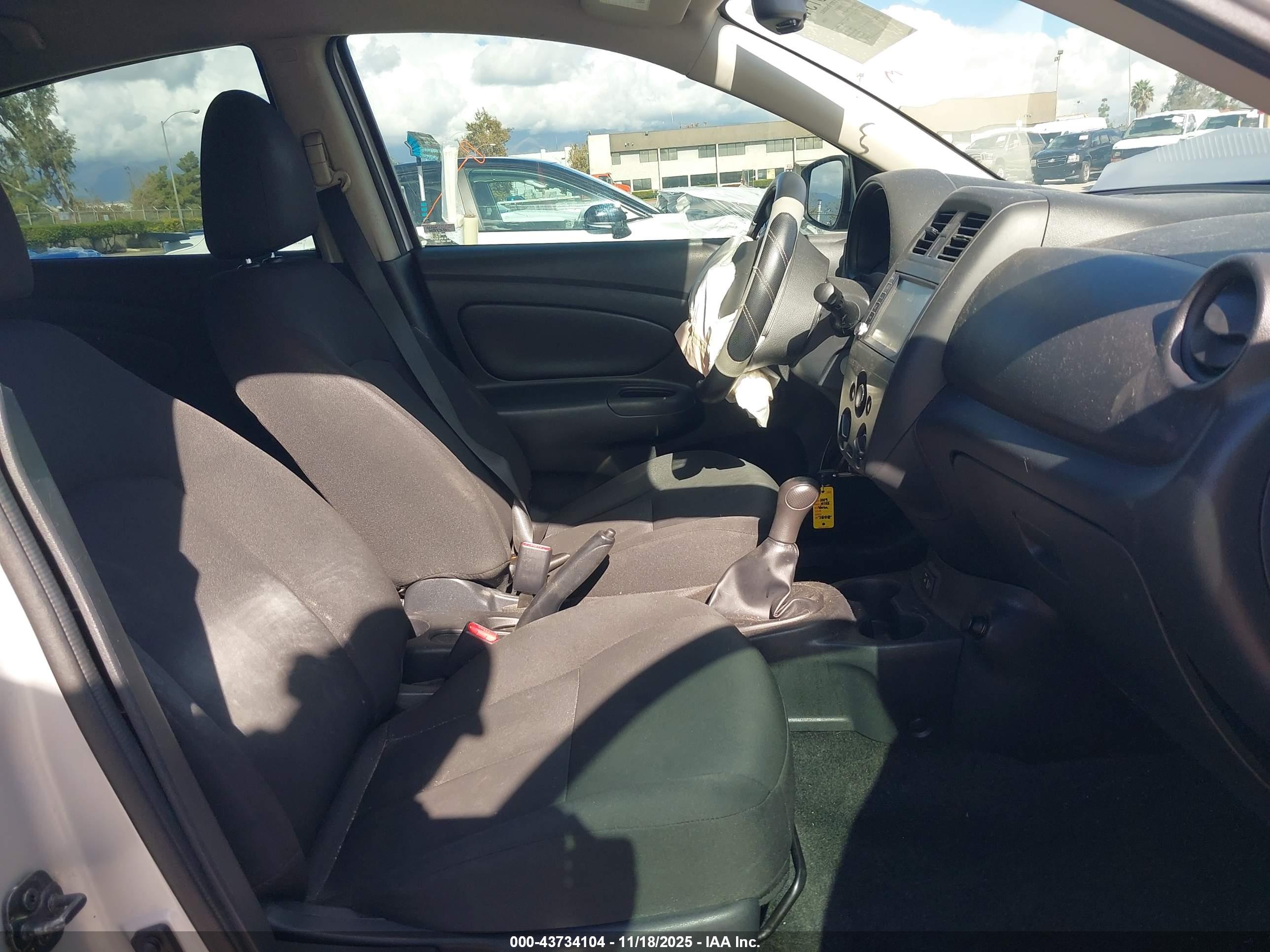 NISSAN VERSA image 5