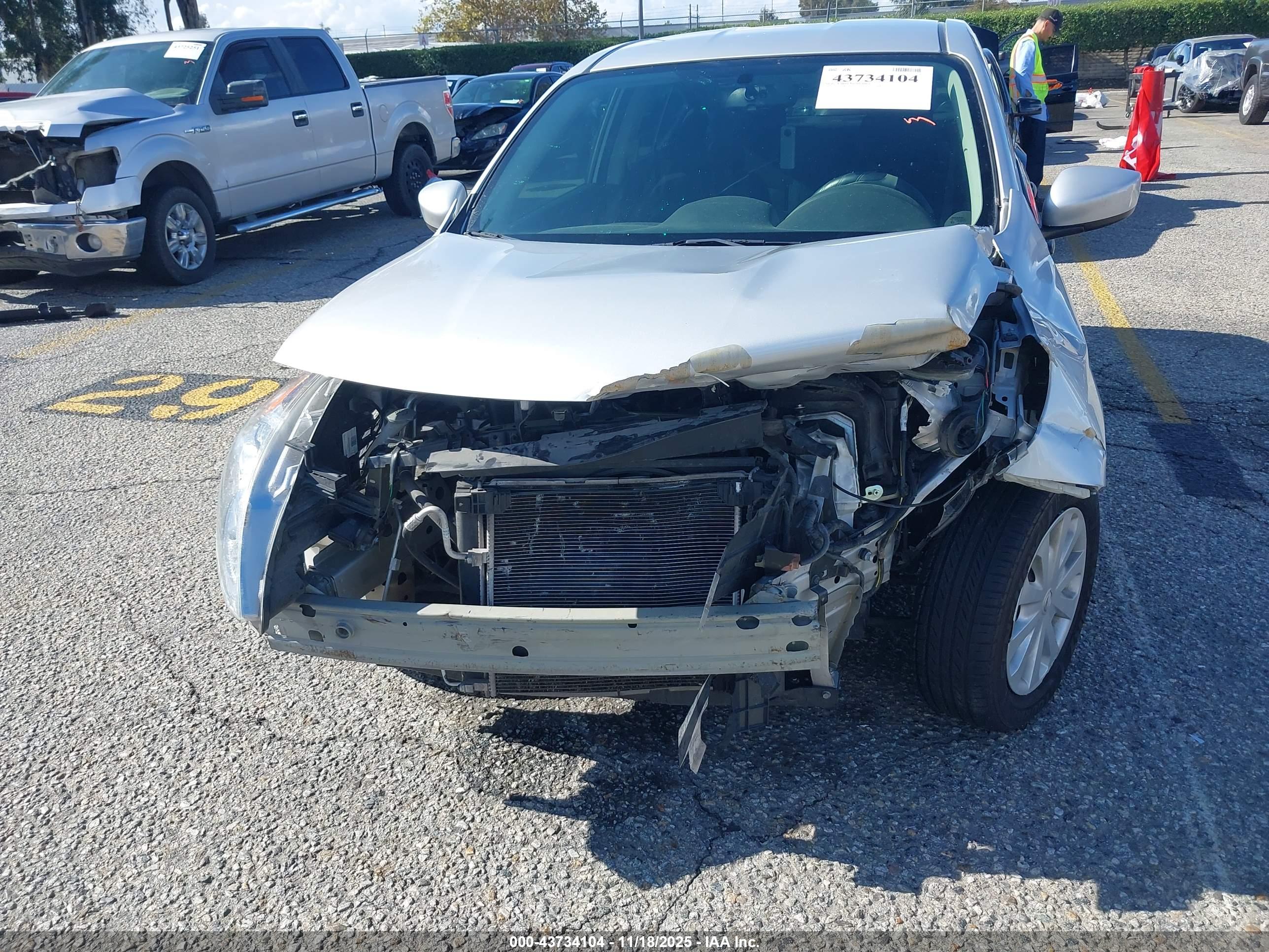 NISSAN VERSA image 6