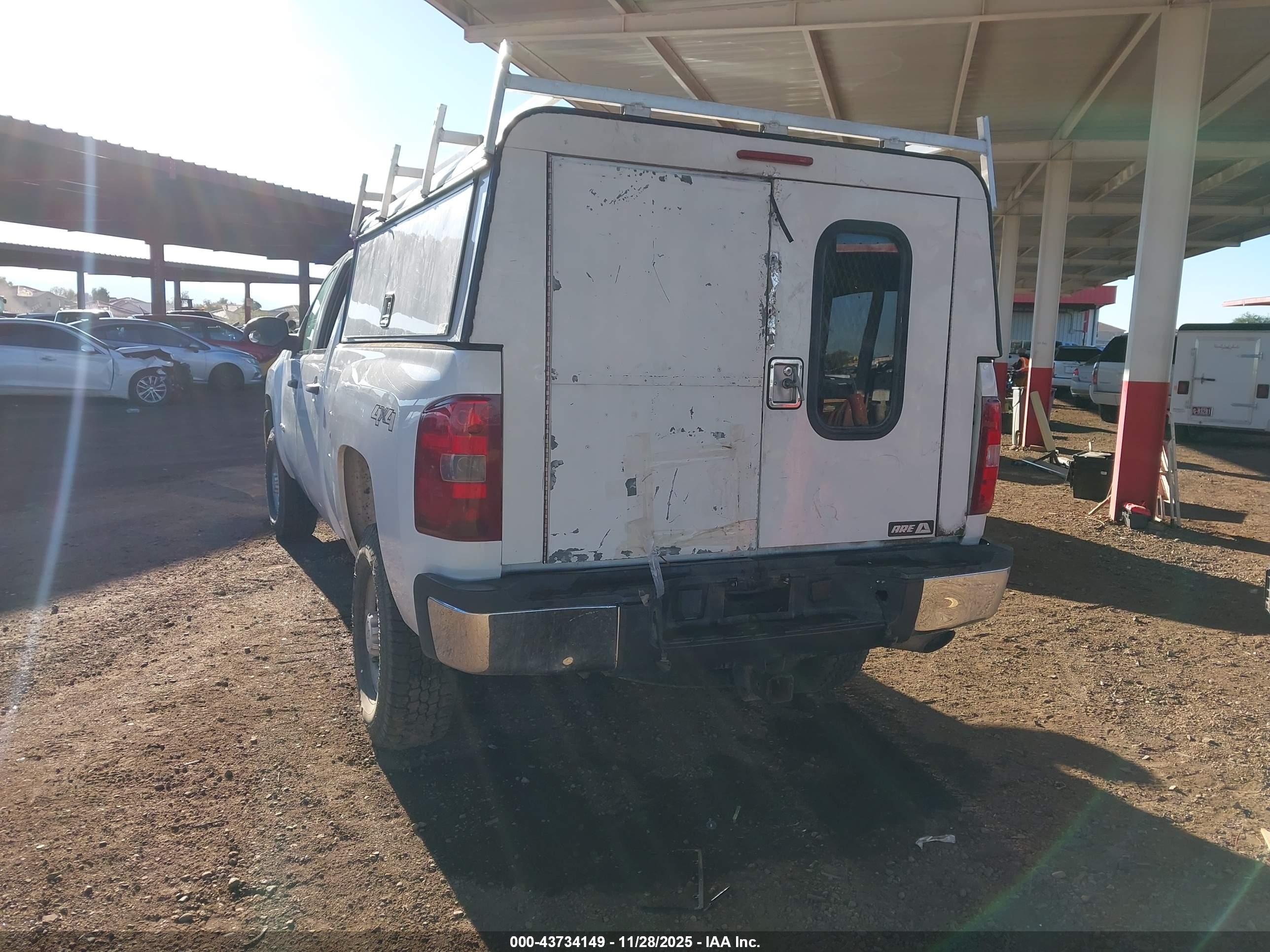 CHEVROLET SILVERADO image 3