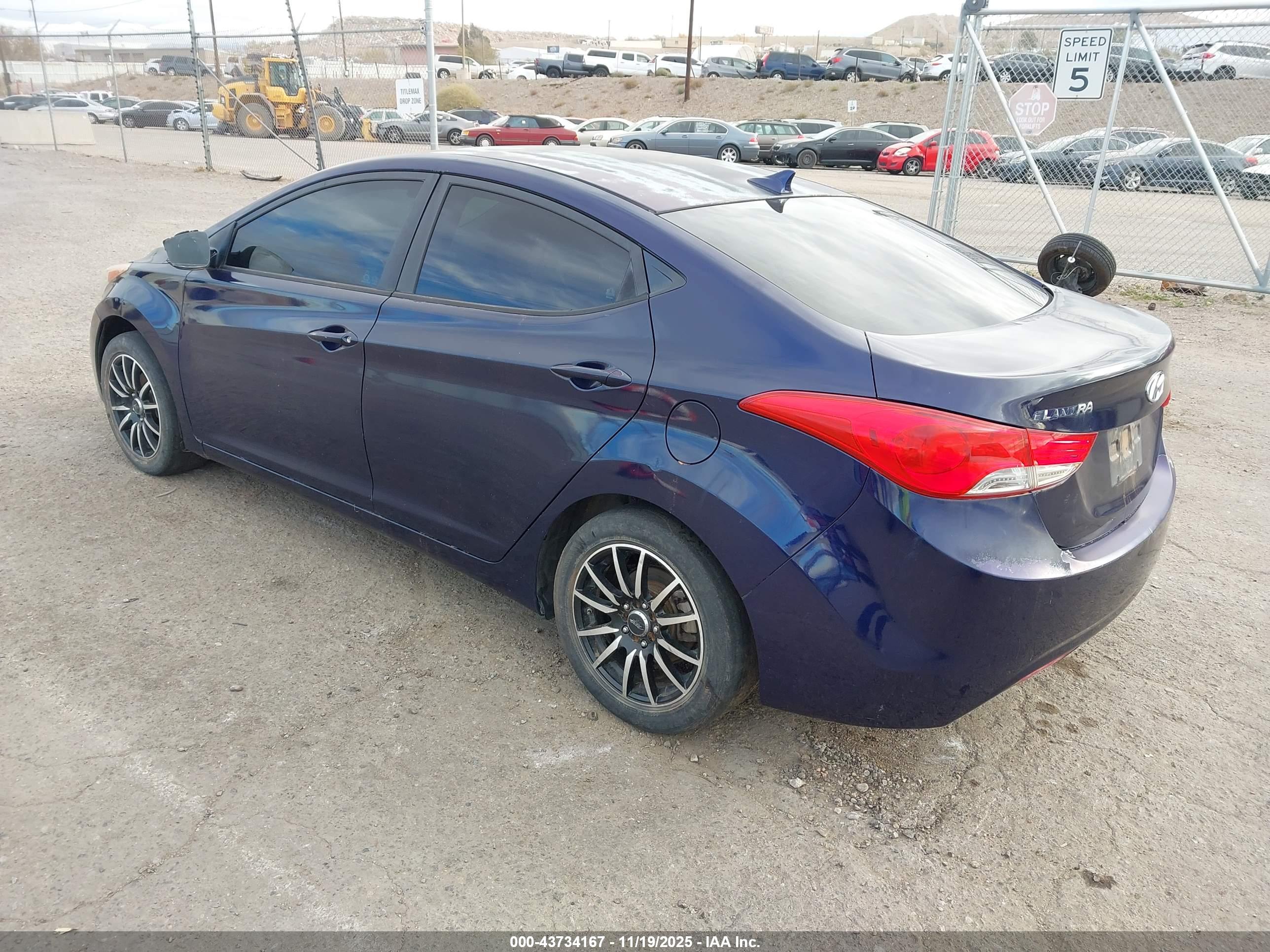 HYUNDAI ELANTRA image 3