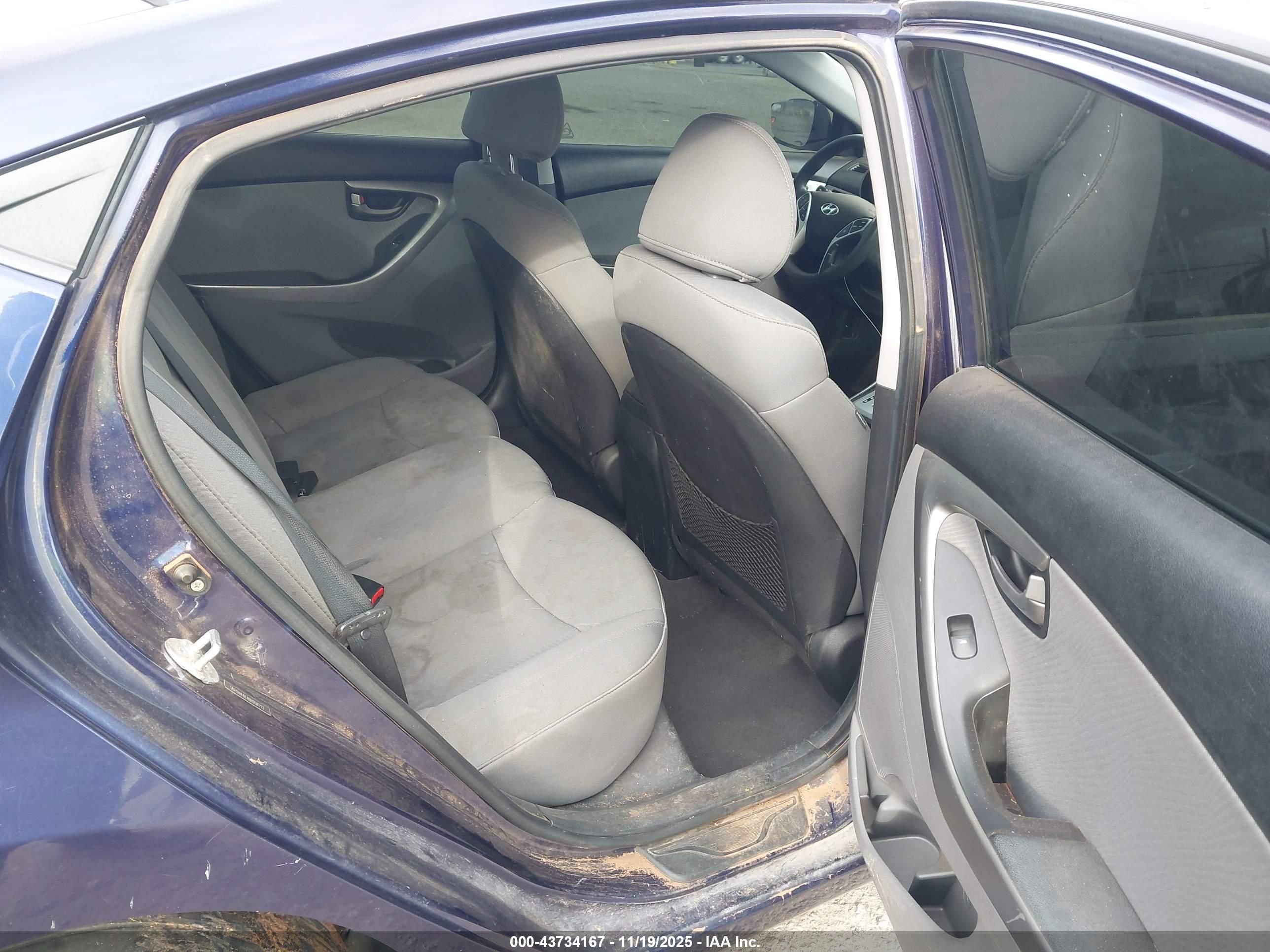 HYUNDAI ELANTRA image 8