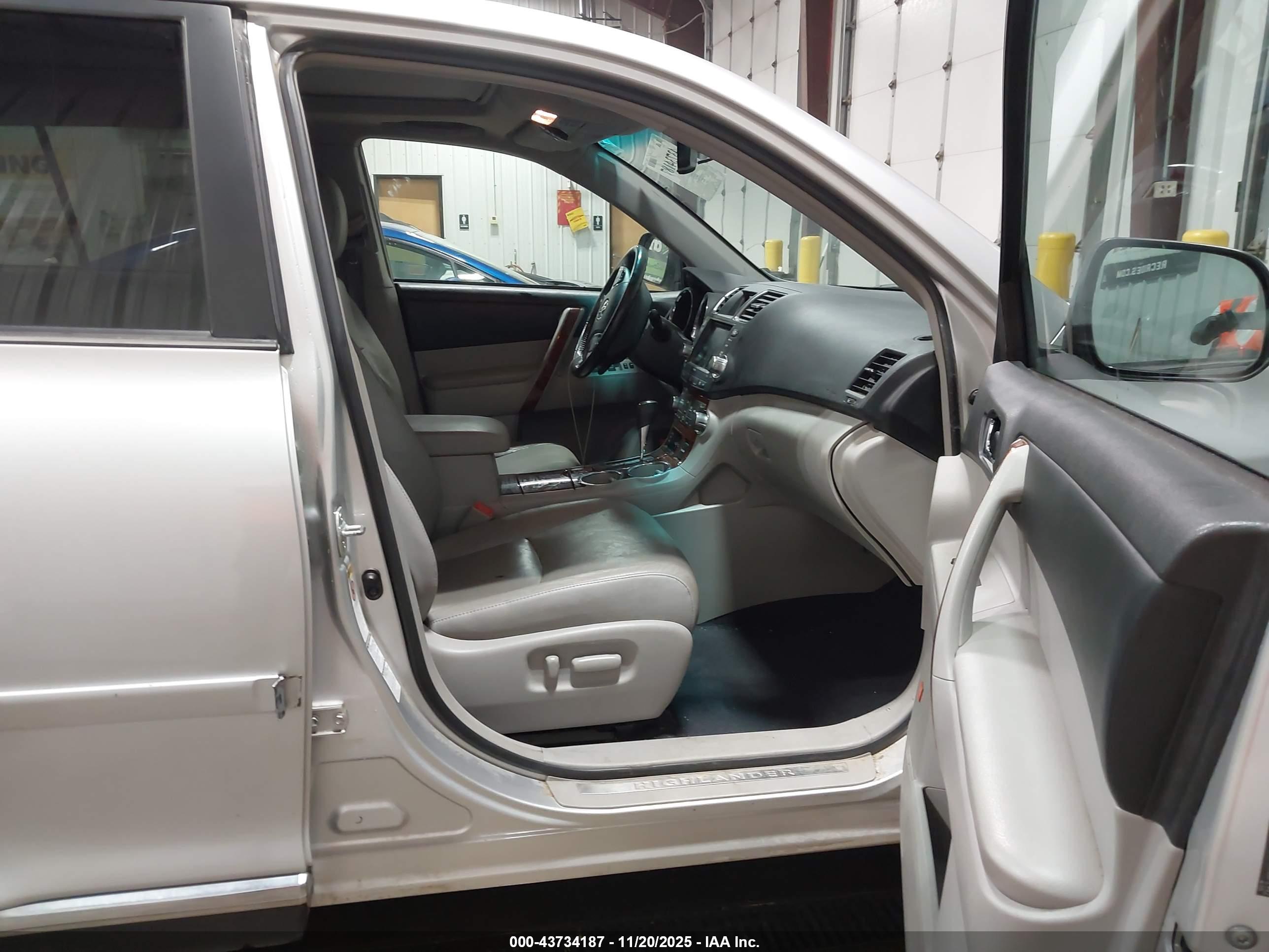 TOYOTA HIGHLANDER image 5