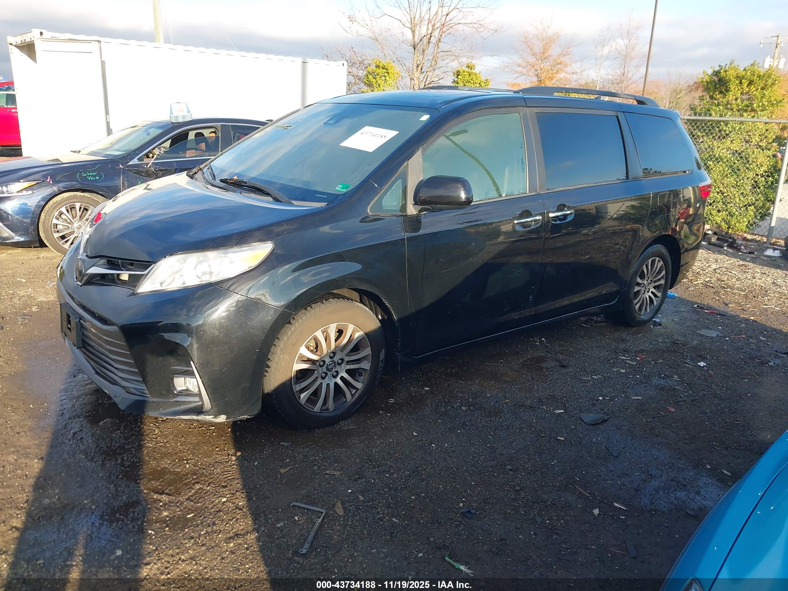 TOYOTA SIENNA image 2