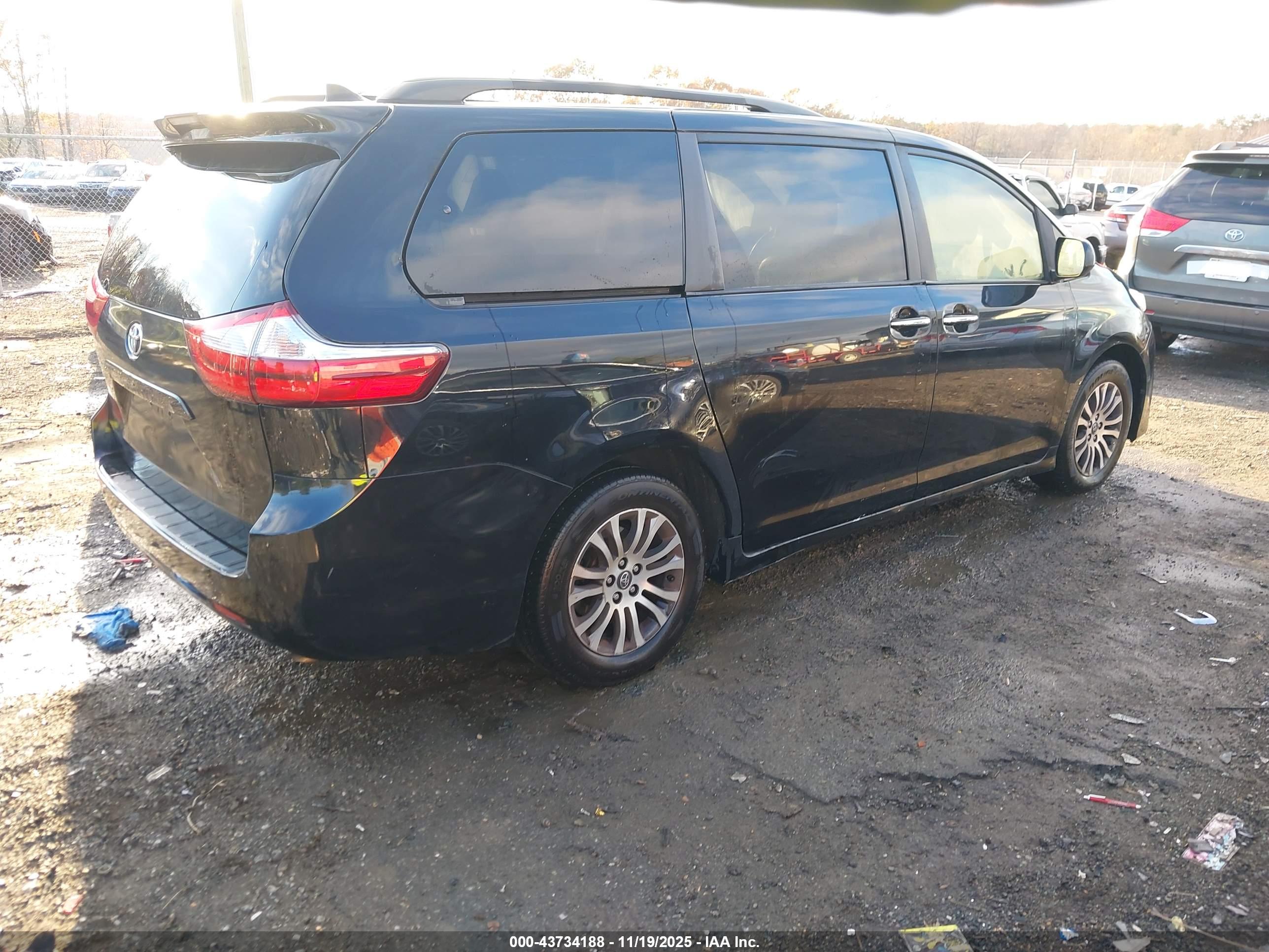TOYOTA SIENNA image 4