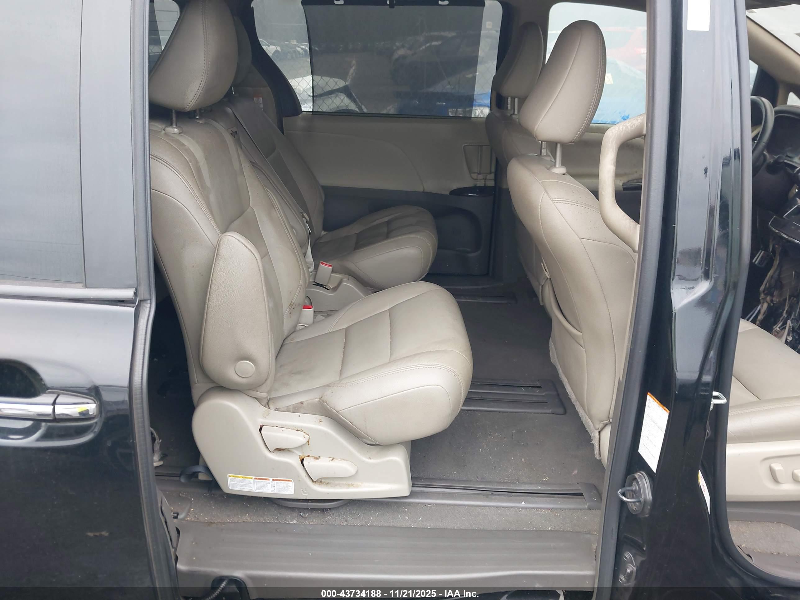 TOYOTA SIENNA image 8