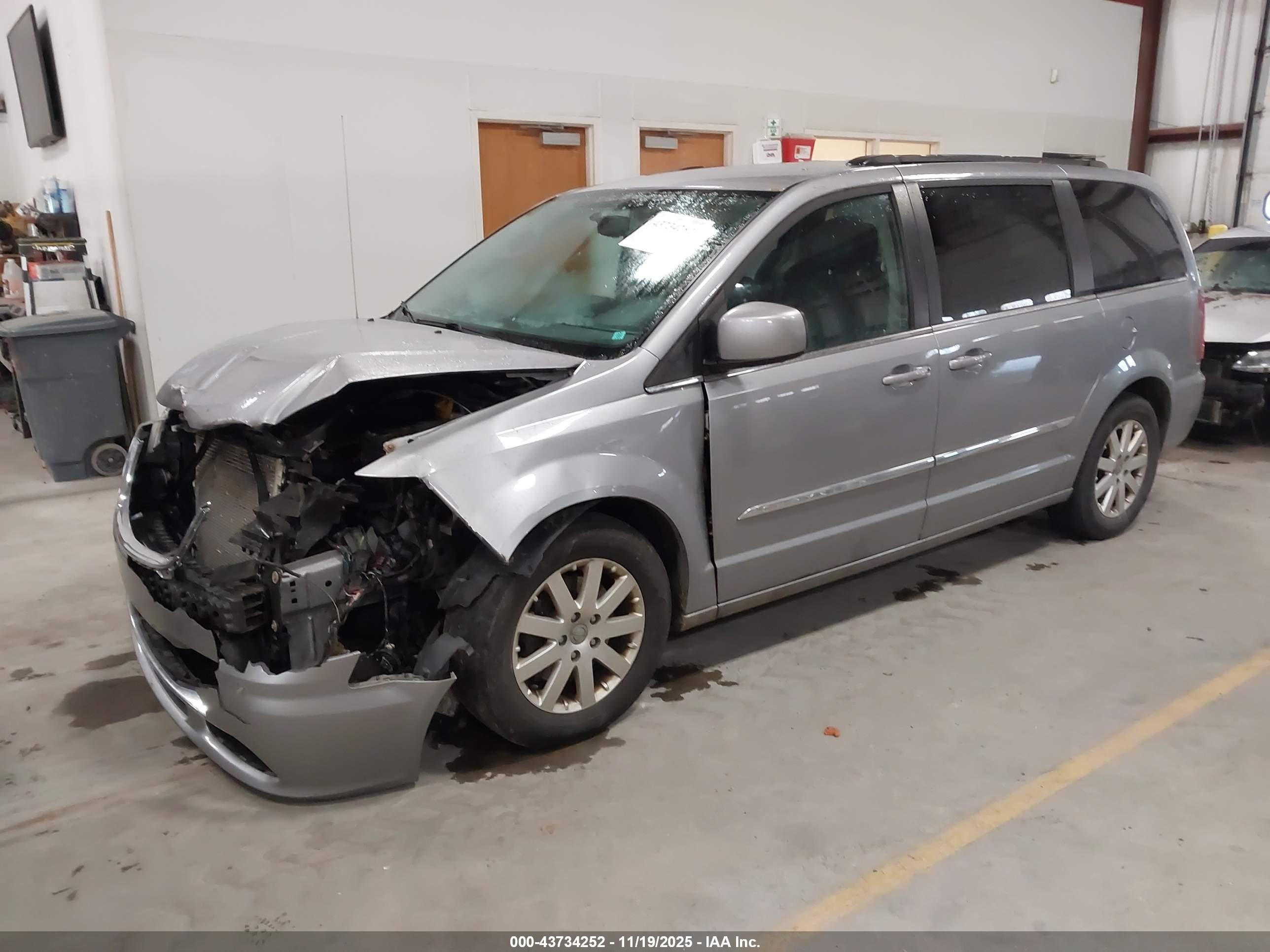 CHRYSLER TOWN image 2