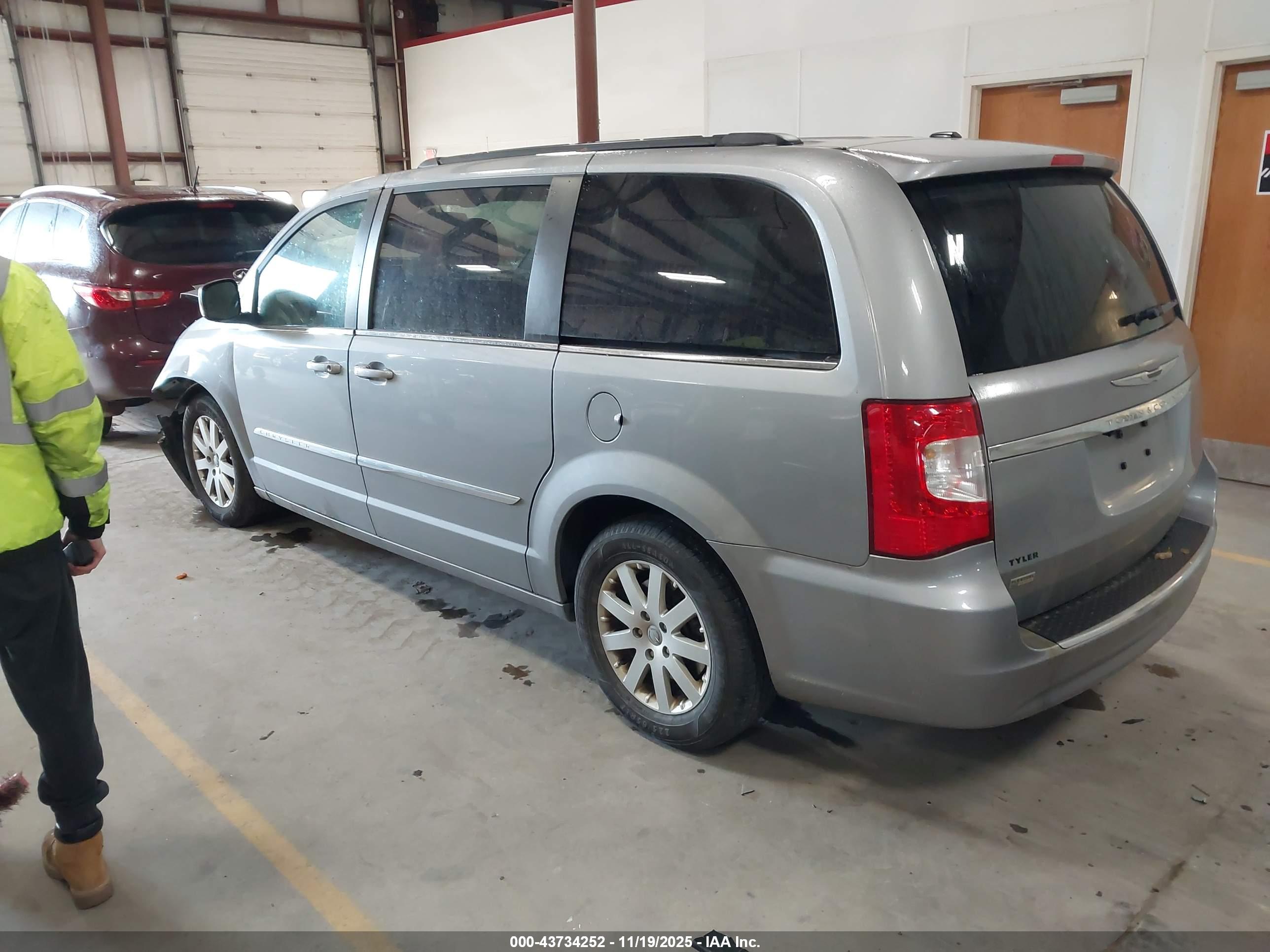 CHRYSLER TOWN image 3