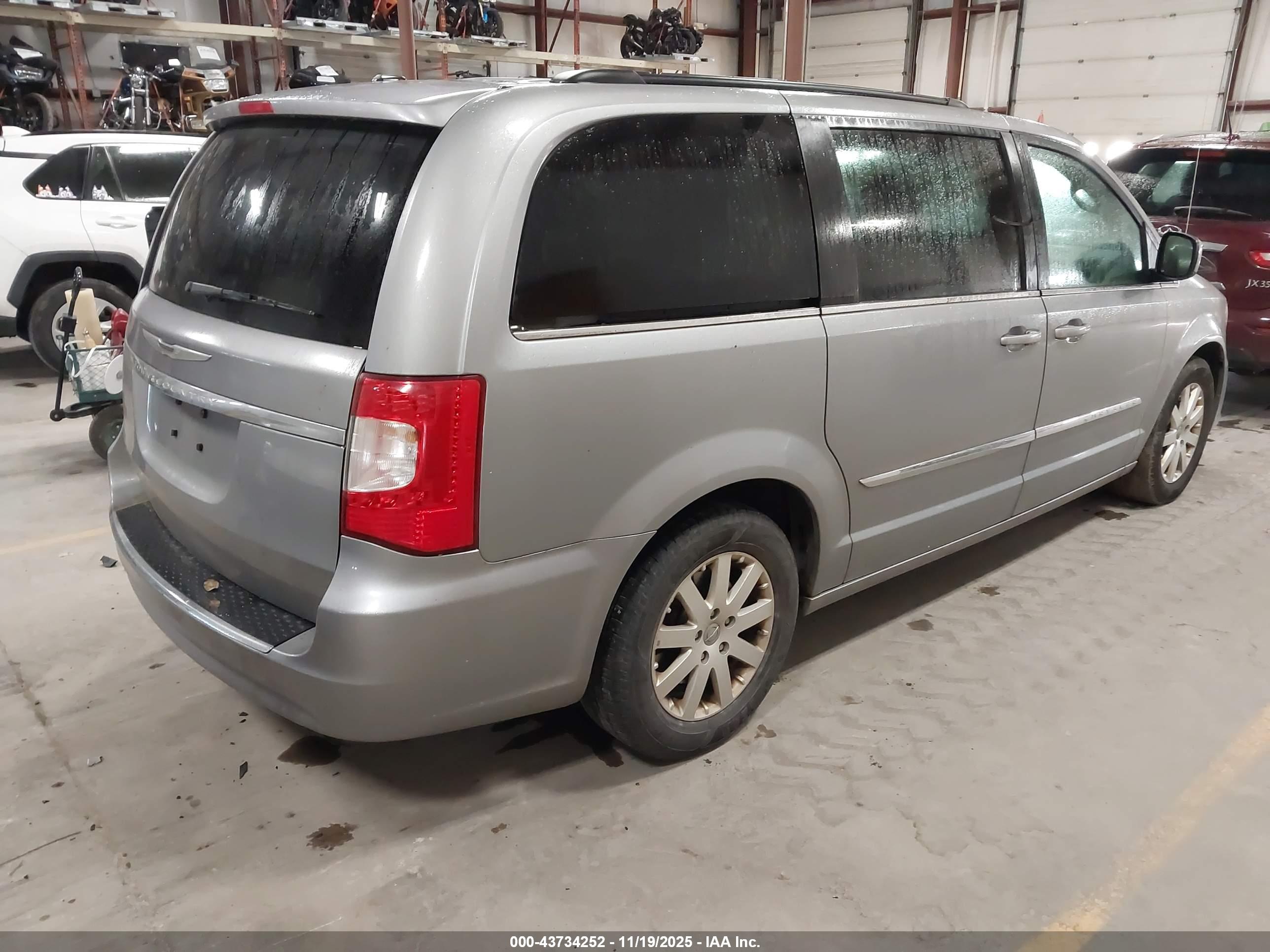 CHRYSLER TOWN image 4