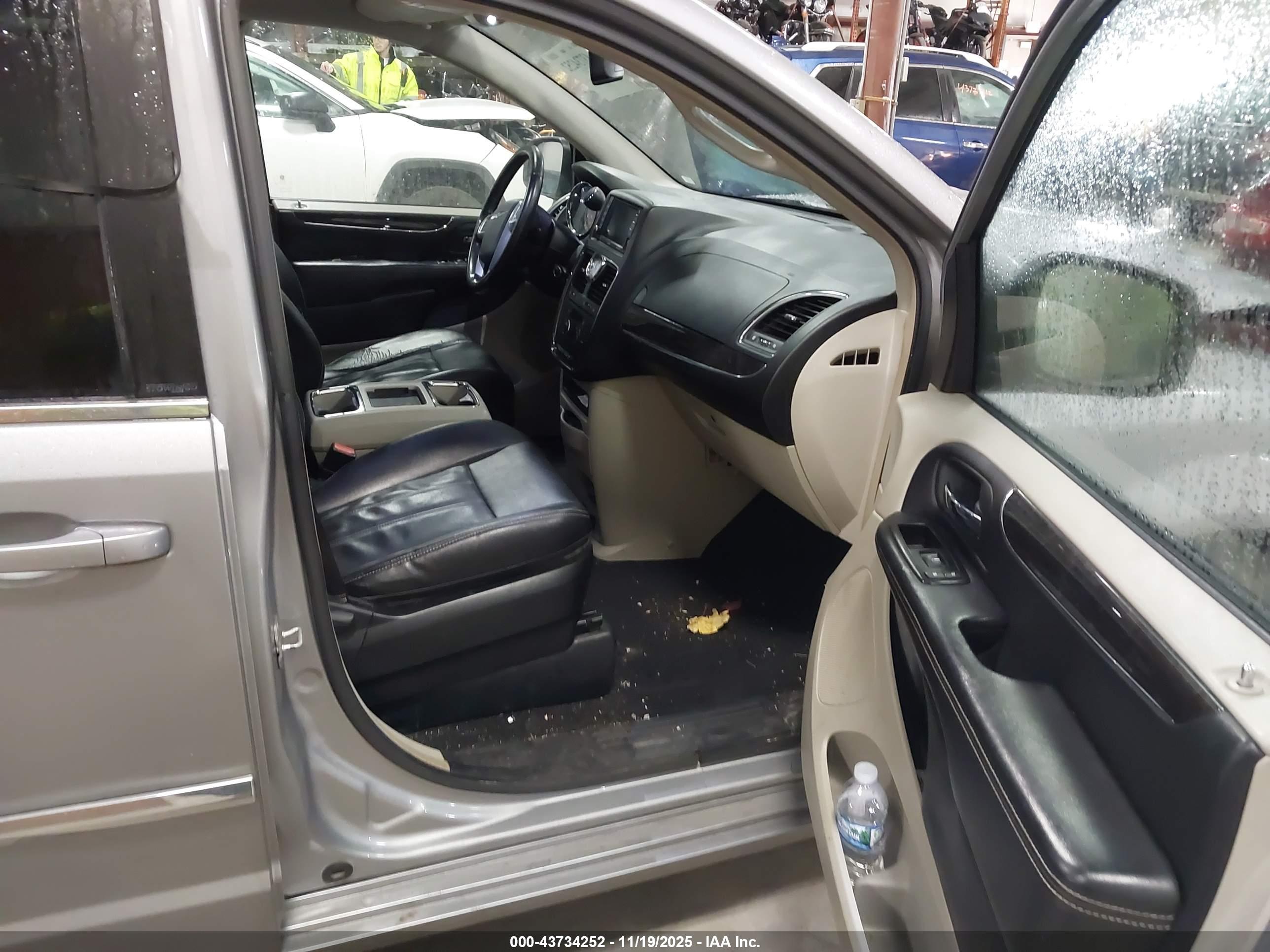 CHRYSLER TOWN image 5