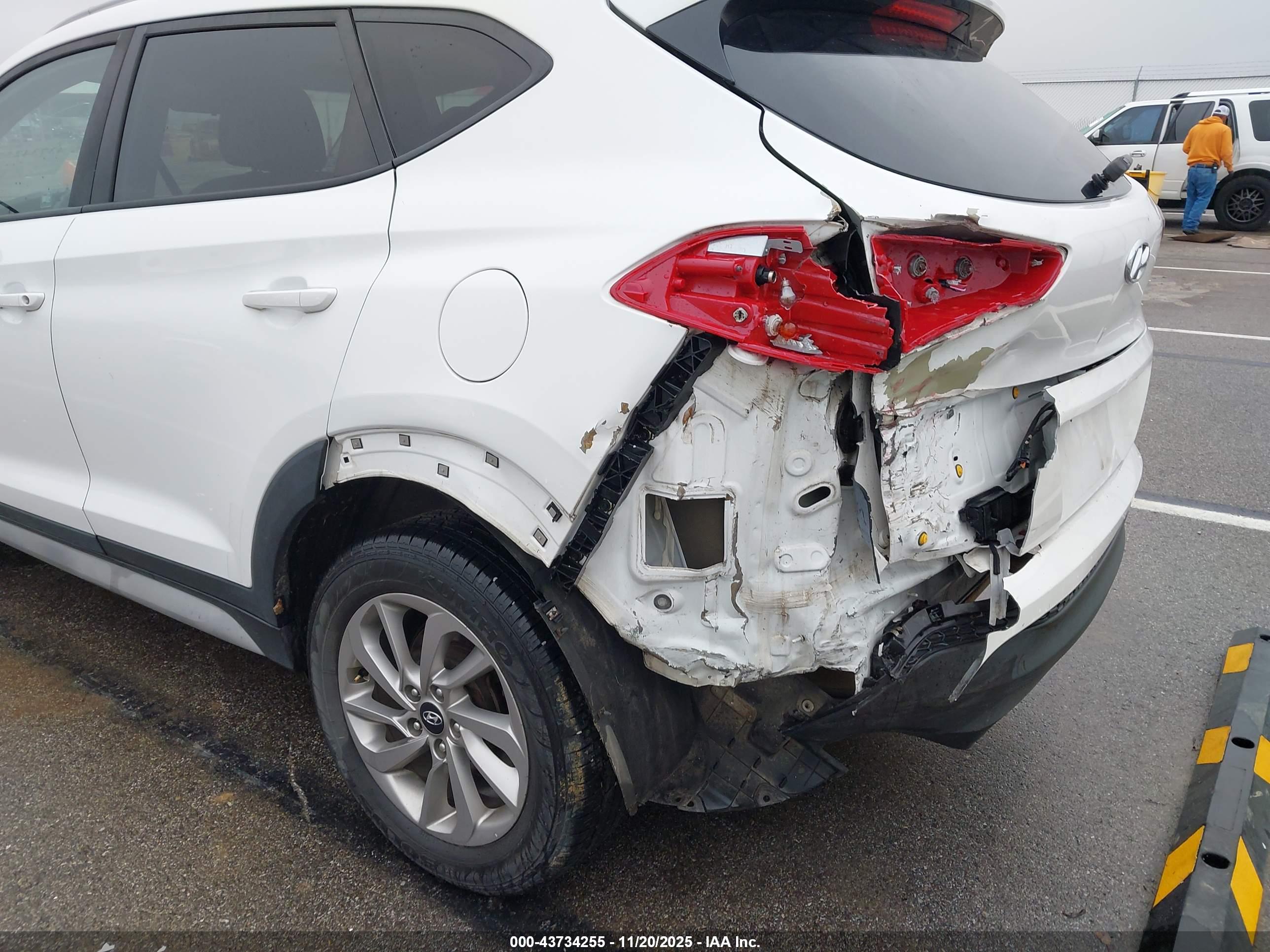 HYUNDAI TUCSON image 6