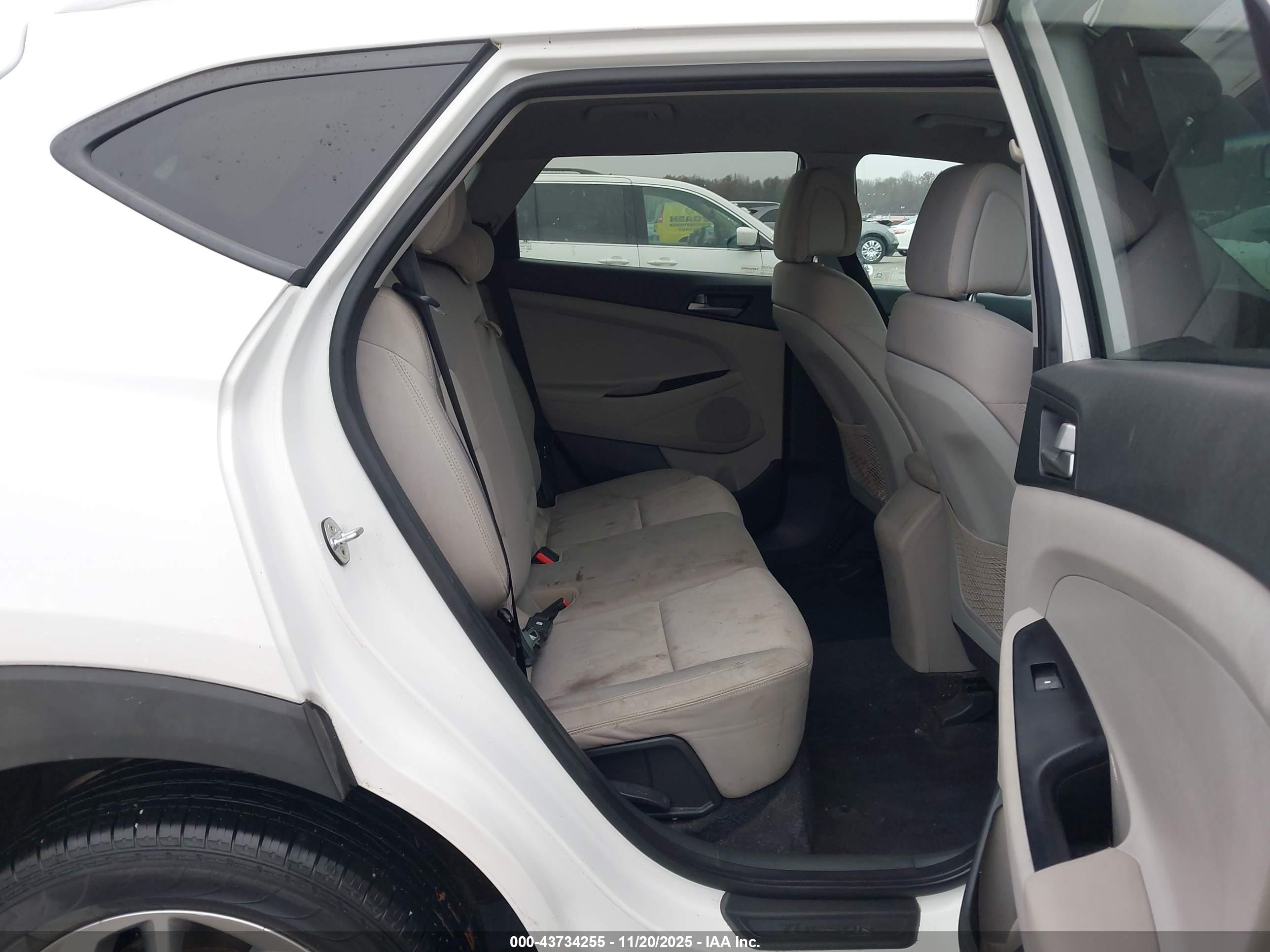 HYUNDAI TUCSON image 8