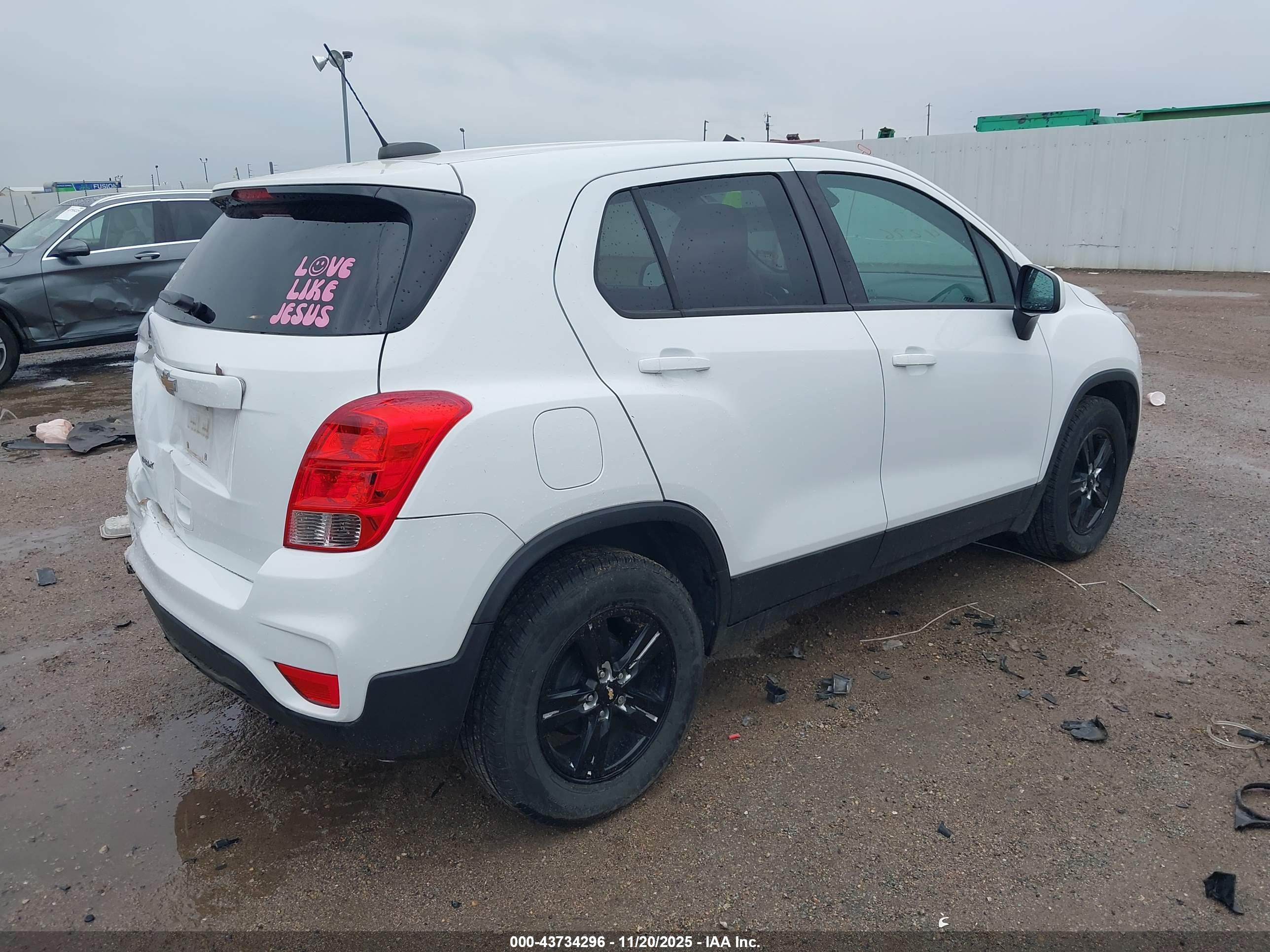 CHEVROLET TRAX image 4