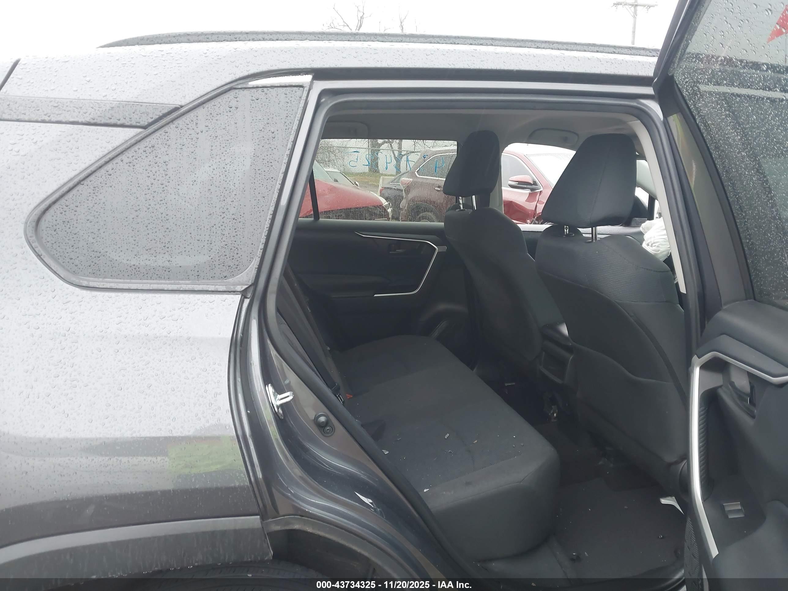 TOYOTA RAV4 image 8