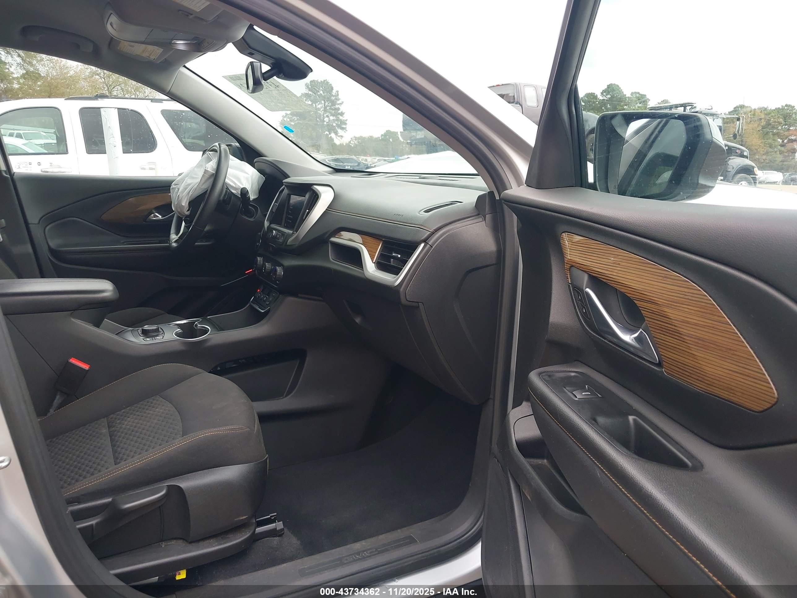 GMC TERRAIN image 5