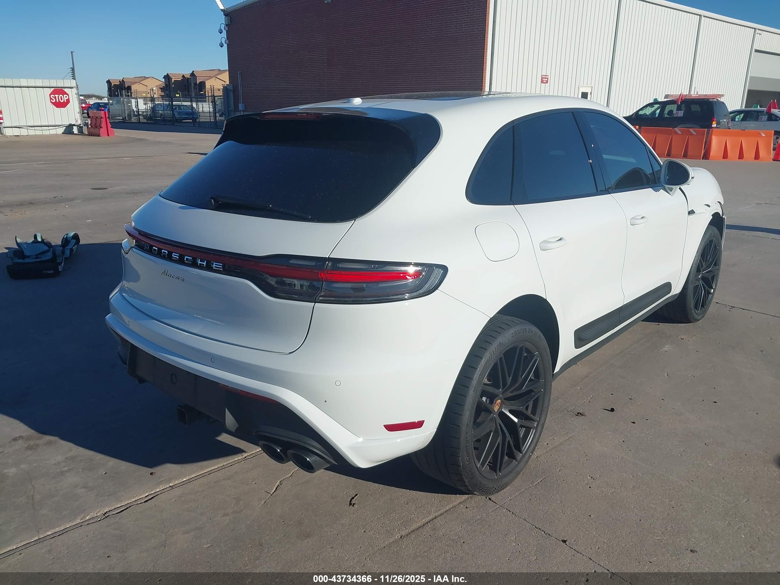 PORSCHE MACAN image 4