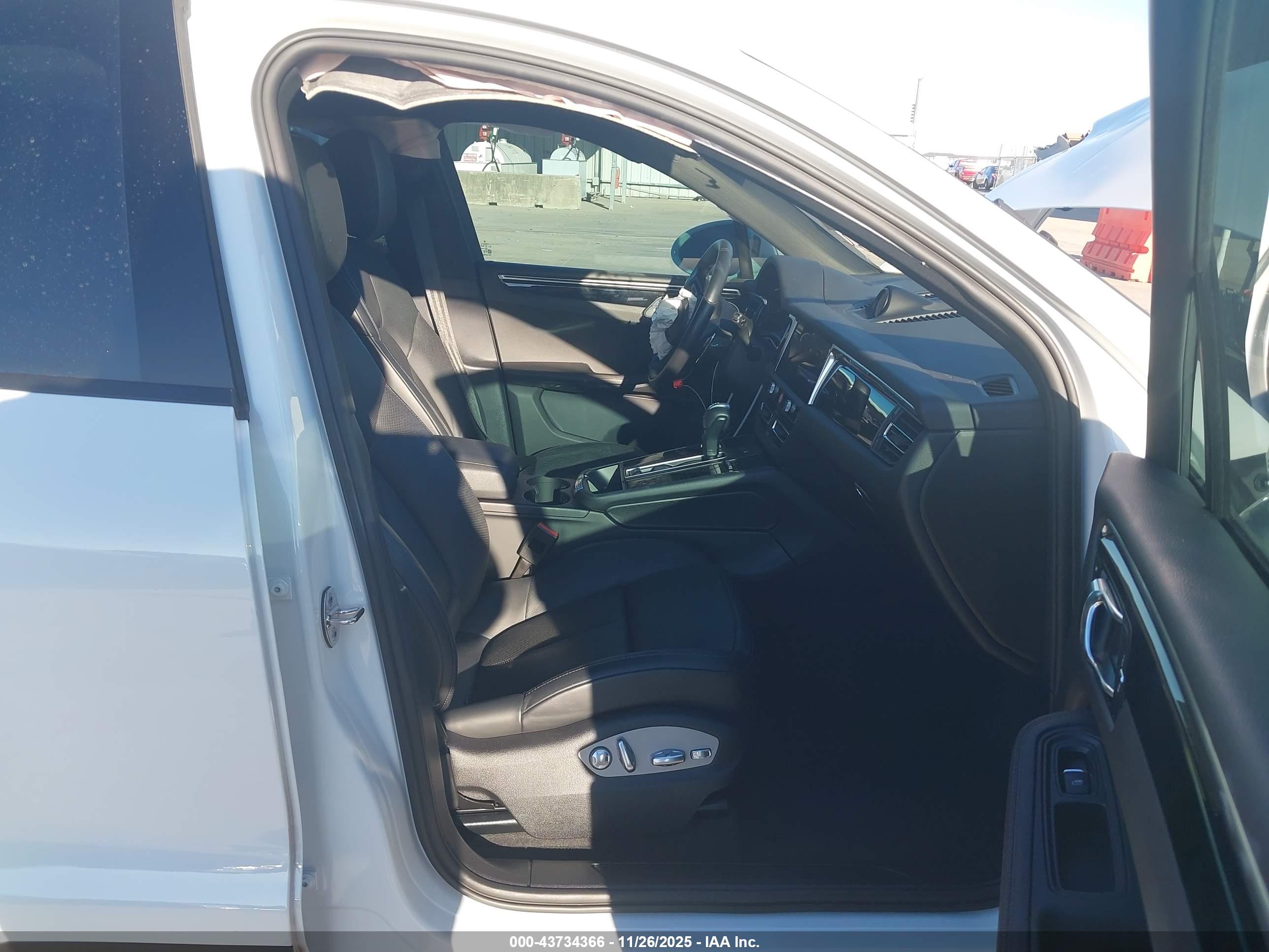 PORSCHE MACAN image 5