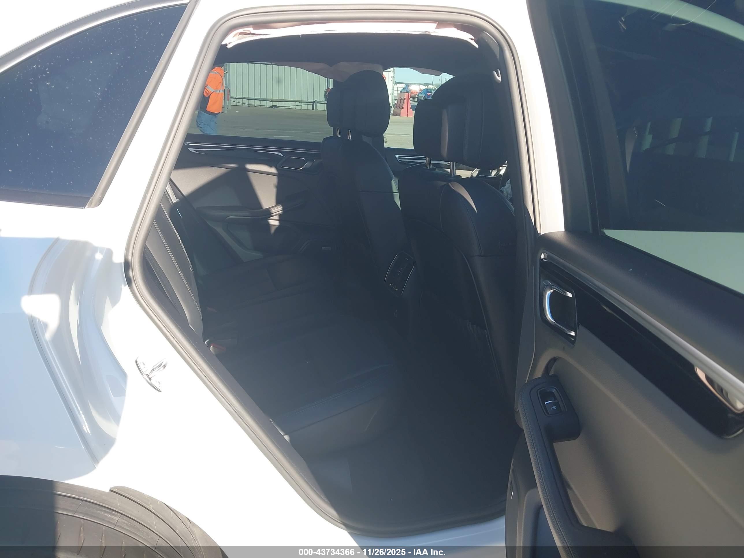 PORSCHE MACAN image 8