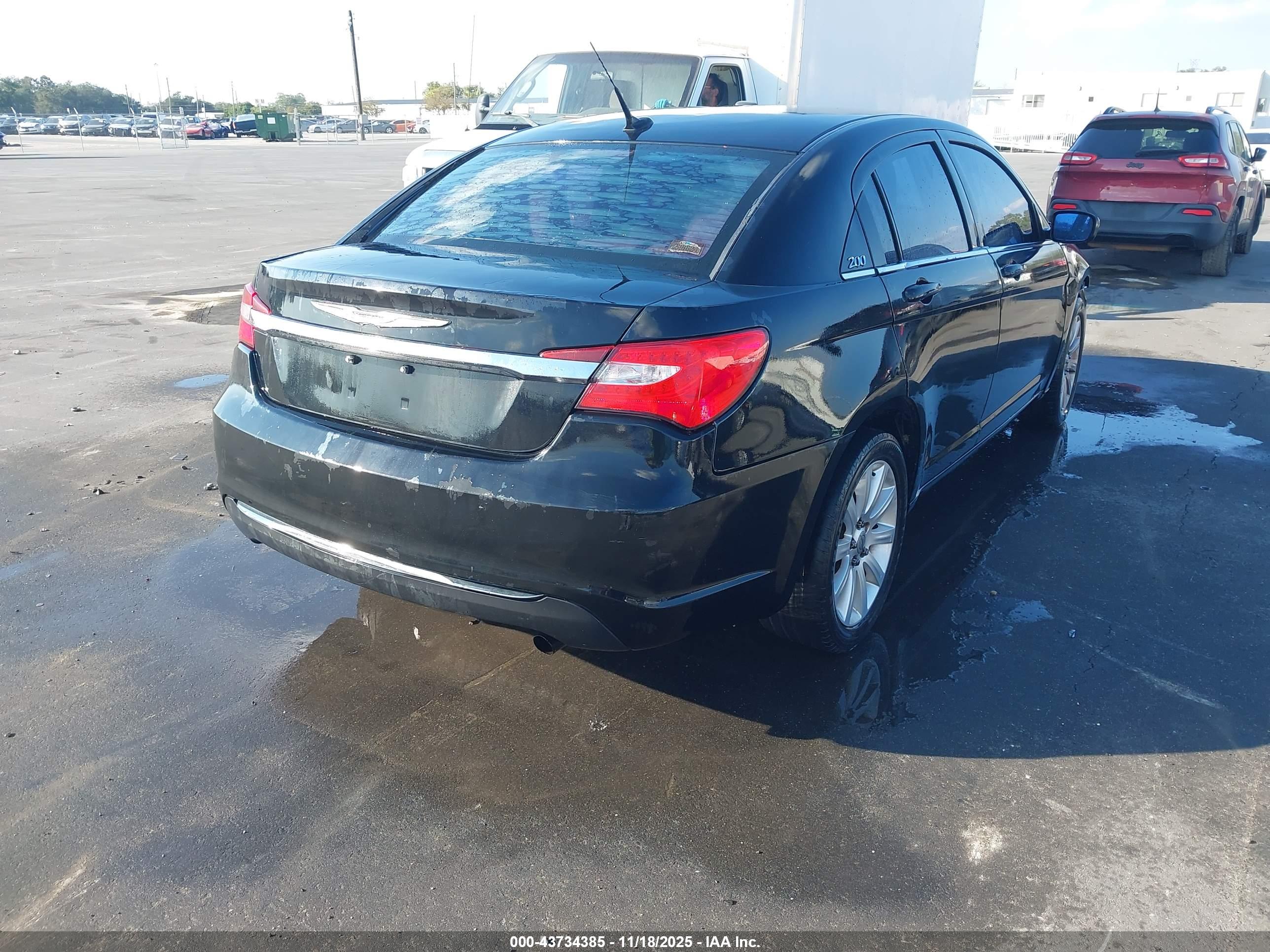 CHRYSLER 200 image 4