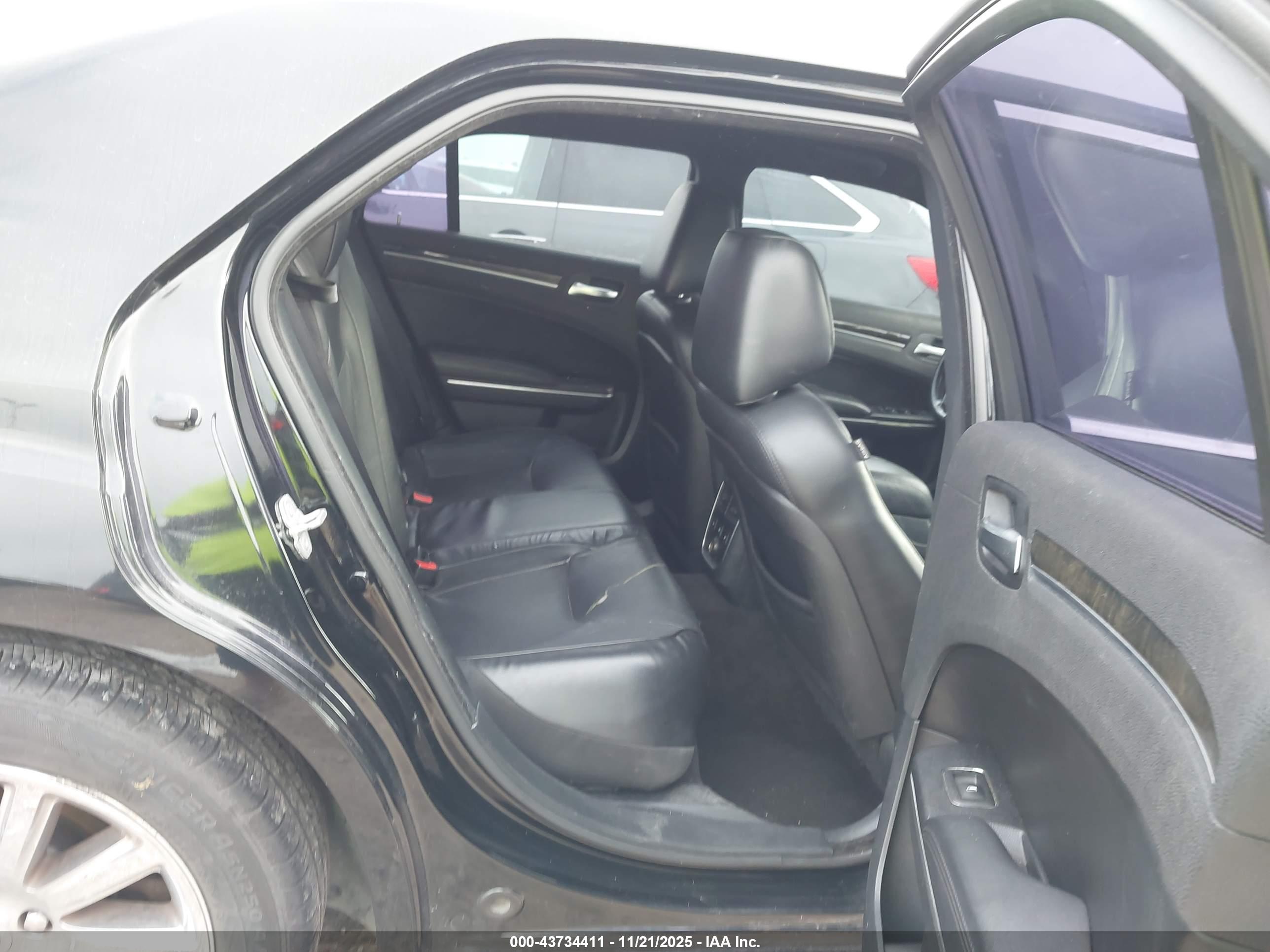 CHRYSLER 300C image 8