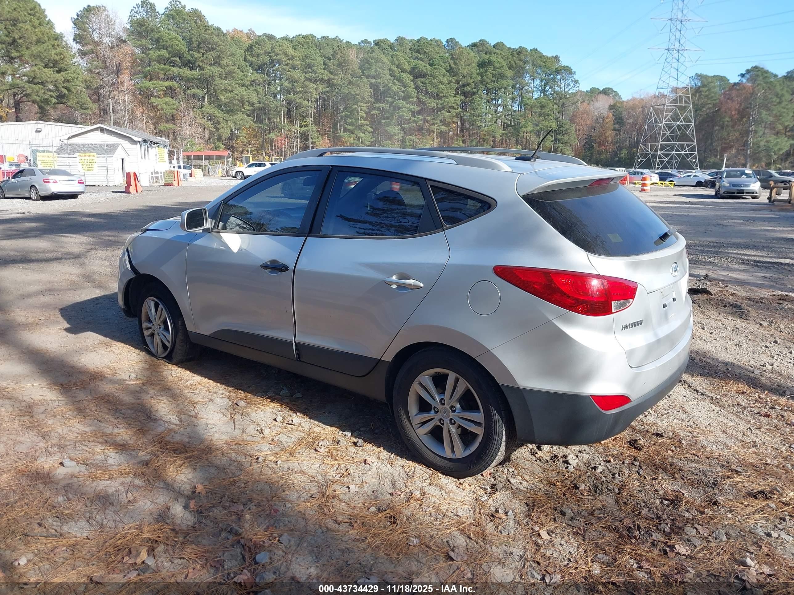 HYUNDAI TUCSON image 3