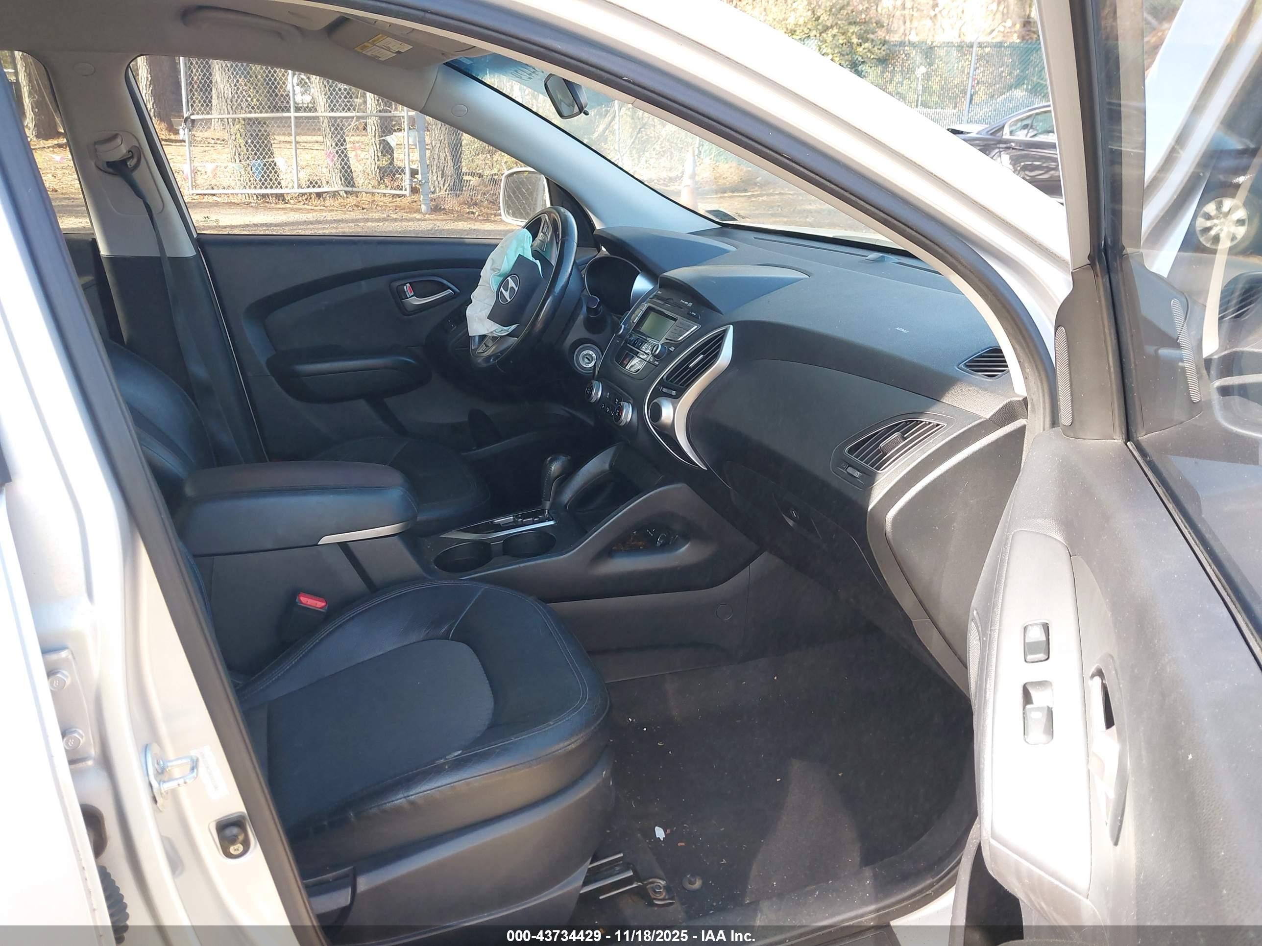 HYUNDAI TUCSON image 5