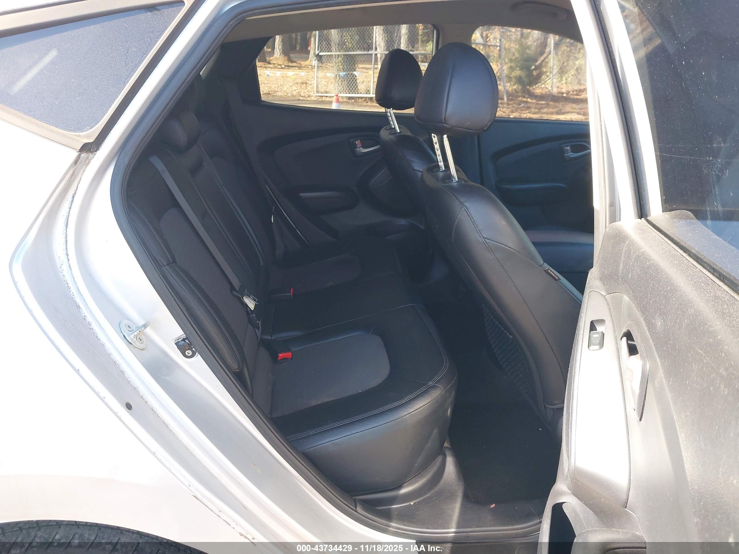 HYUNDAI TUCSON image 8