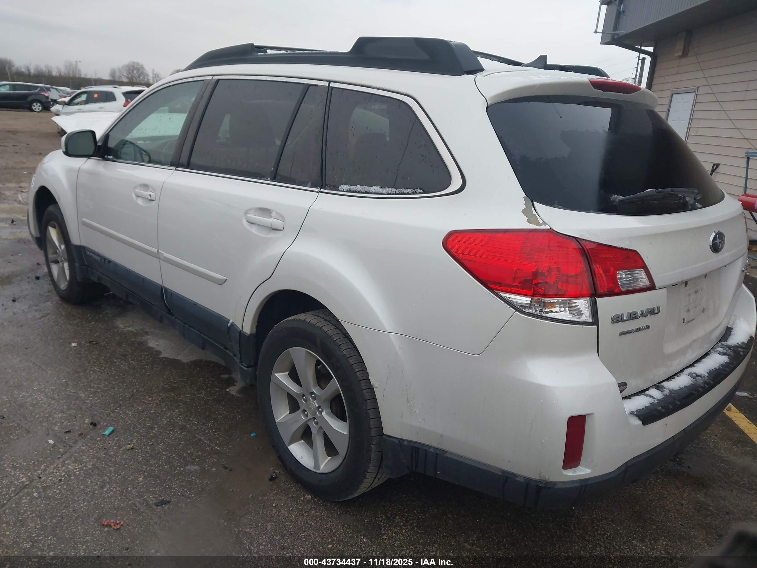 SUBARU OUTBACK image 3