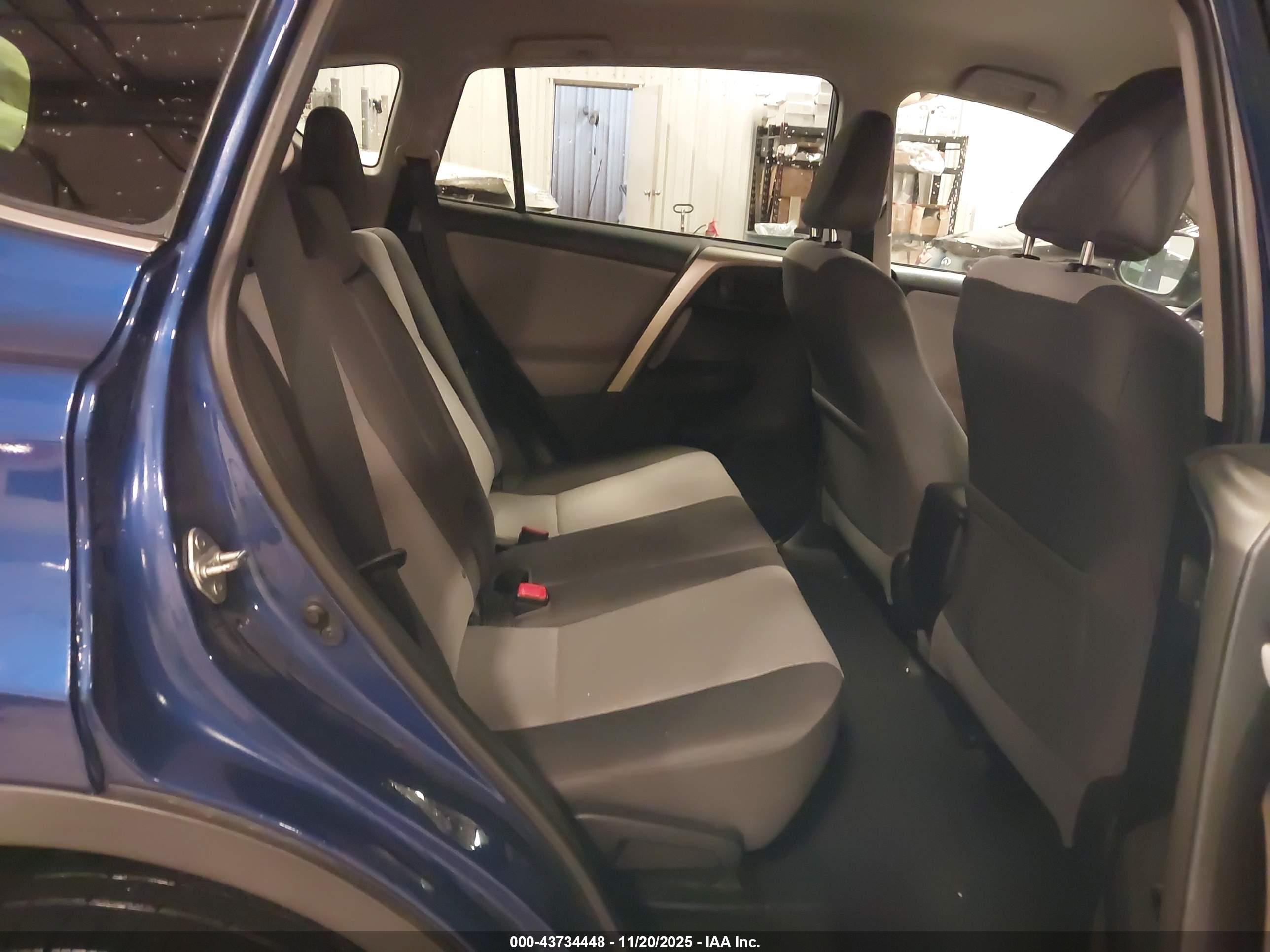 TOYOTA RAV4 image 8