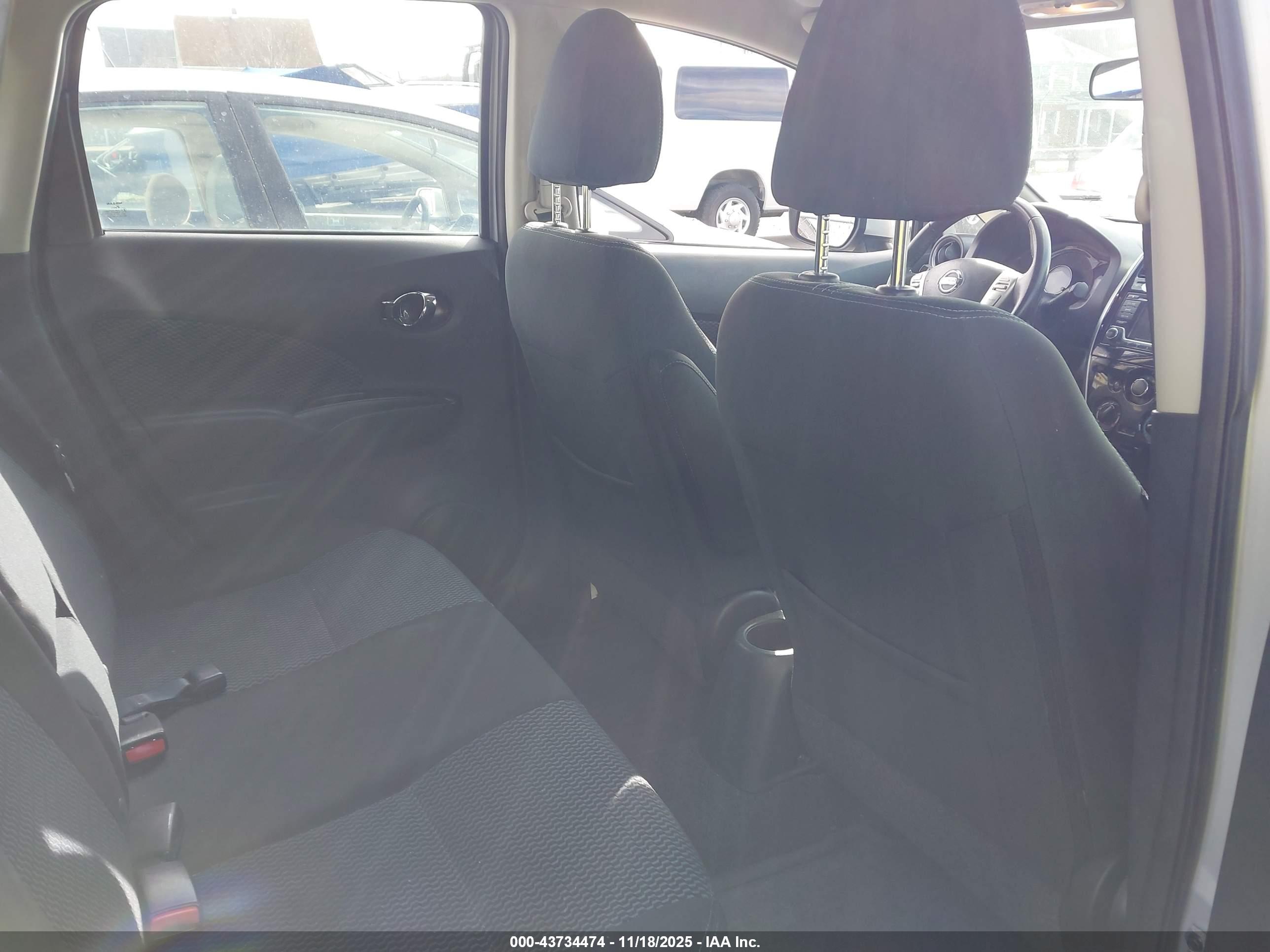 NISSAN VERSA image 8