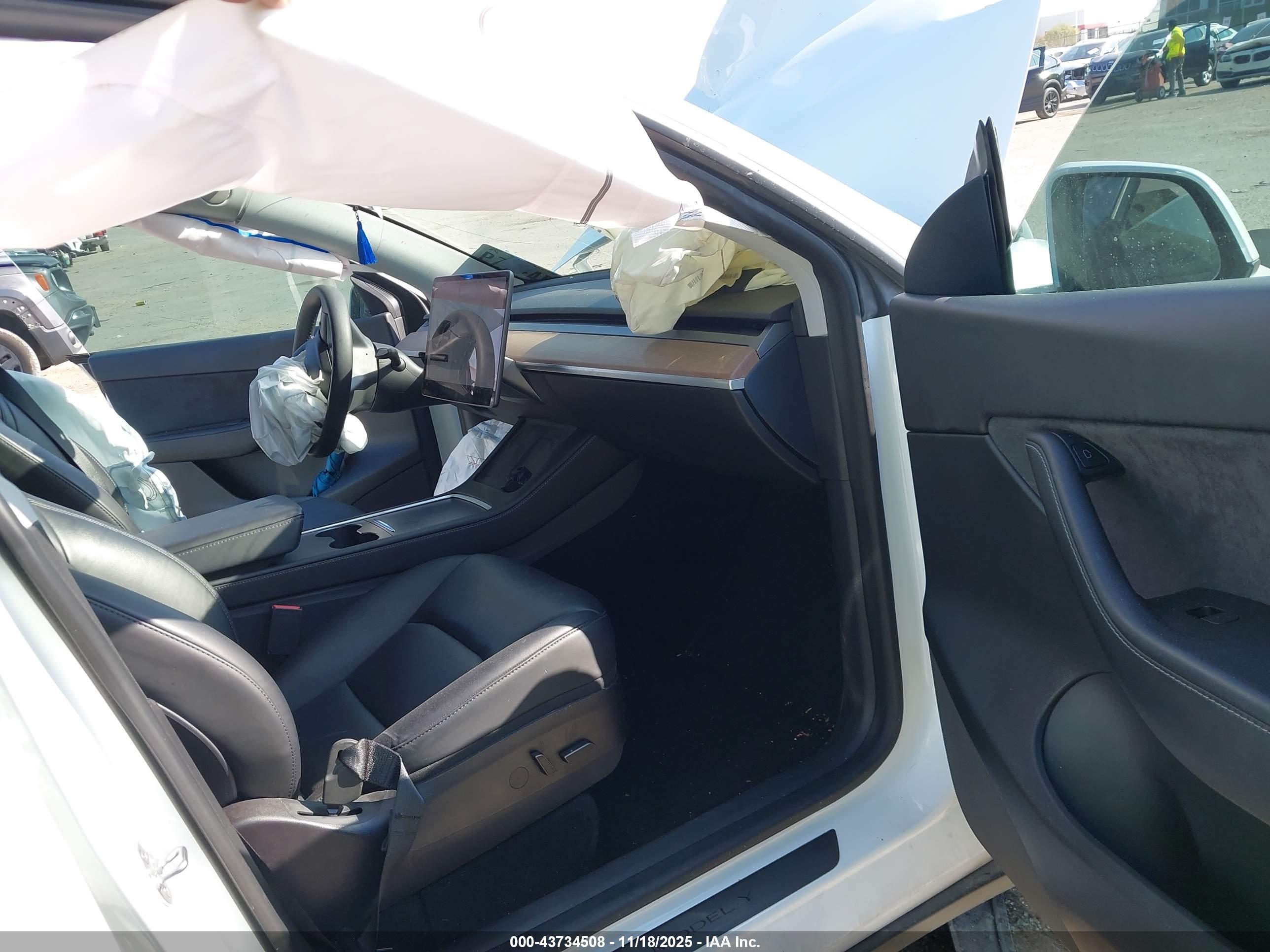 TESLA MODEL image 5