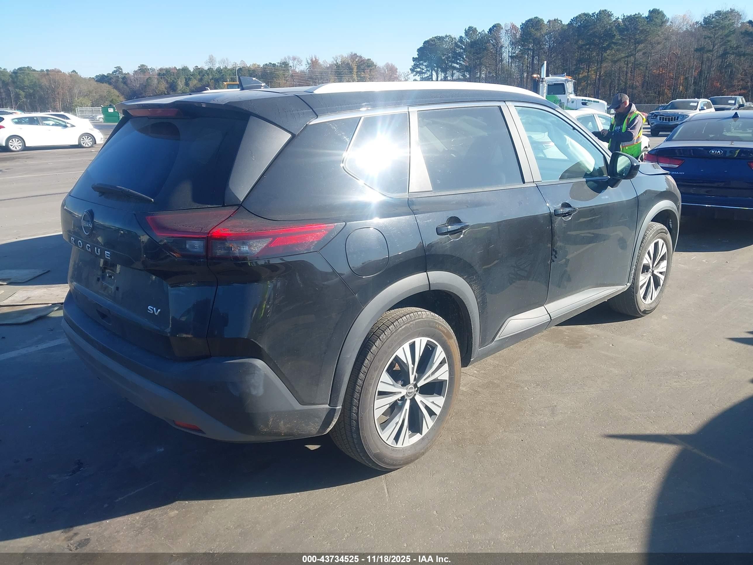 NISSAN ROGUE image 4