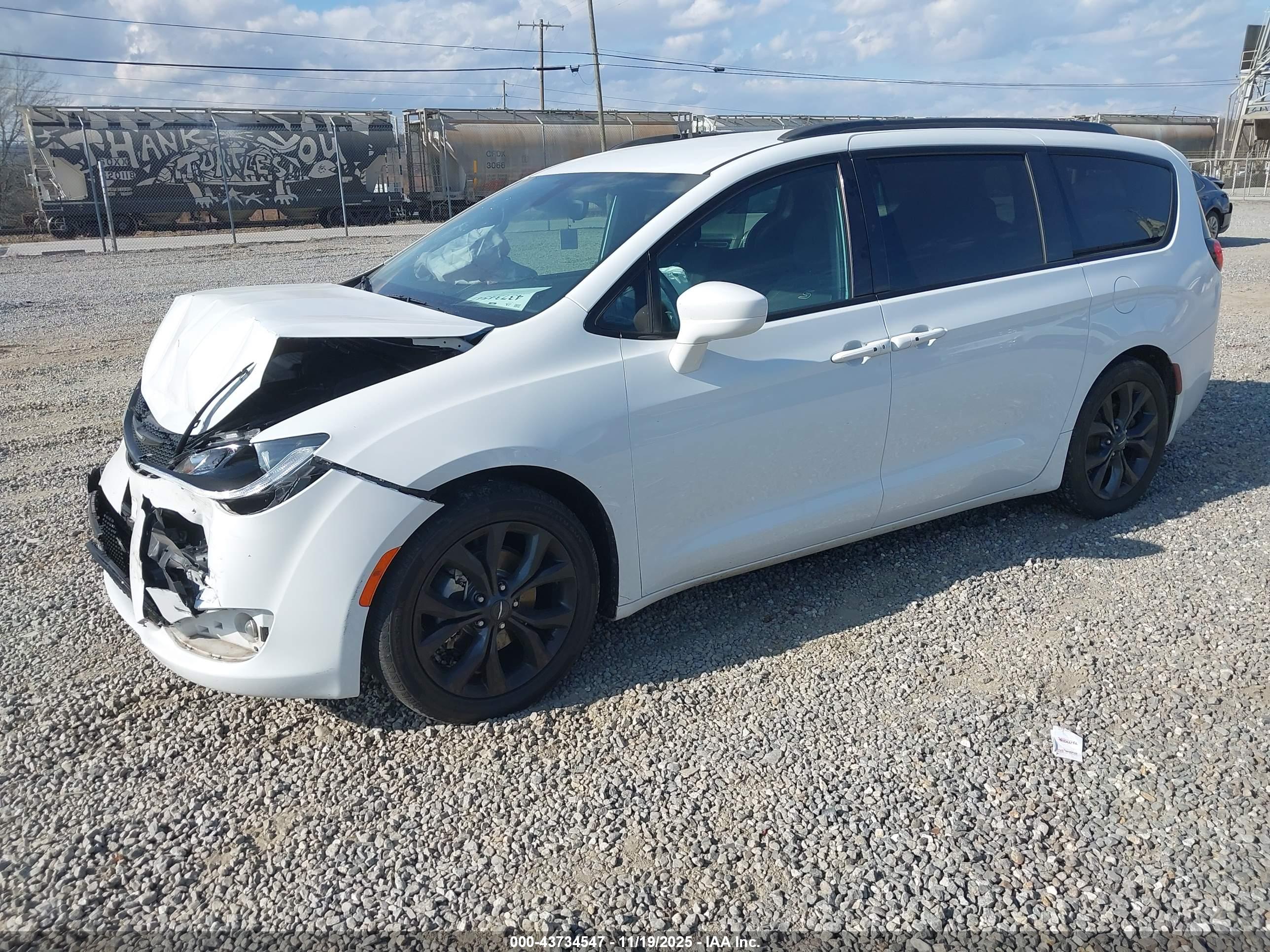 CHRYSLER PACIFICA image 2
