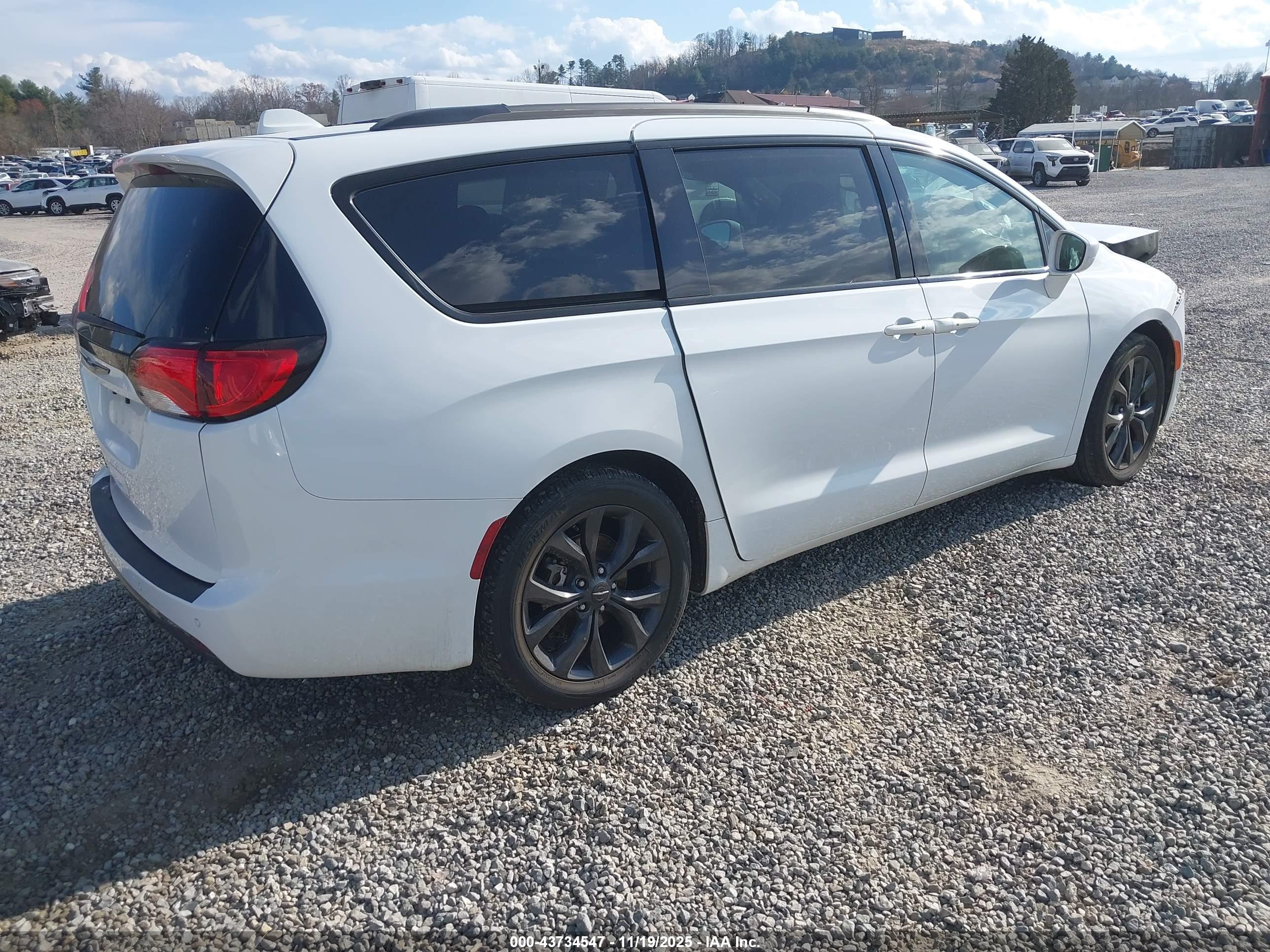 CHRYSLER PACIFICA image 4
