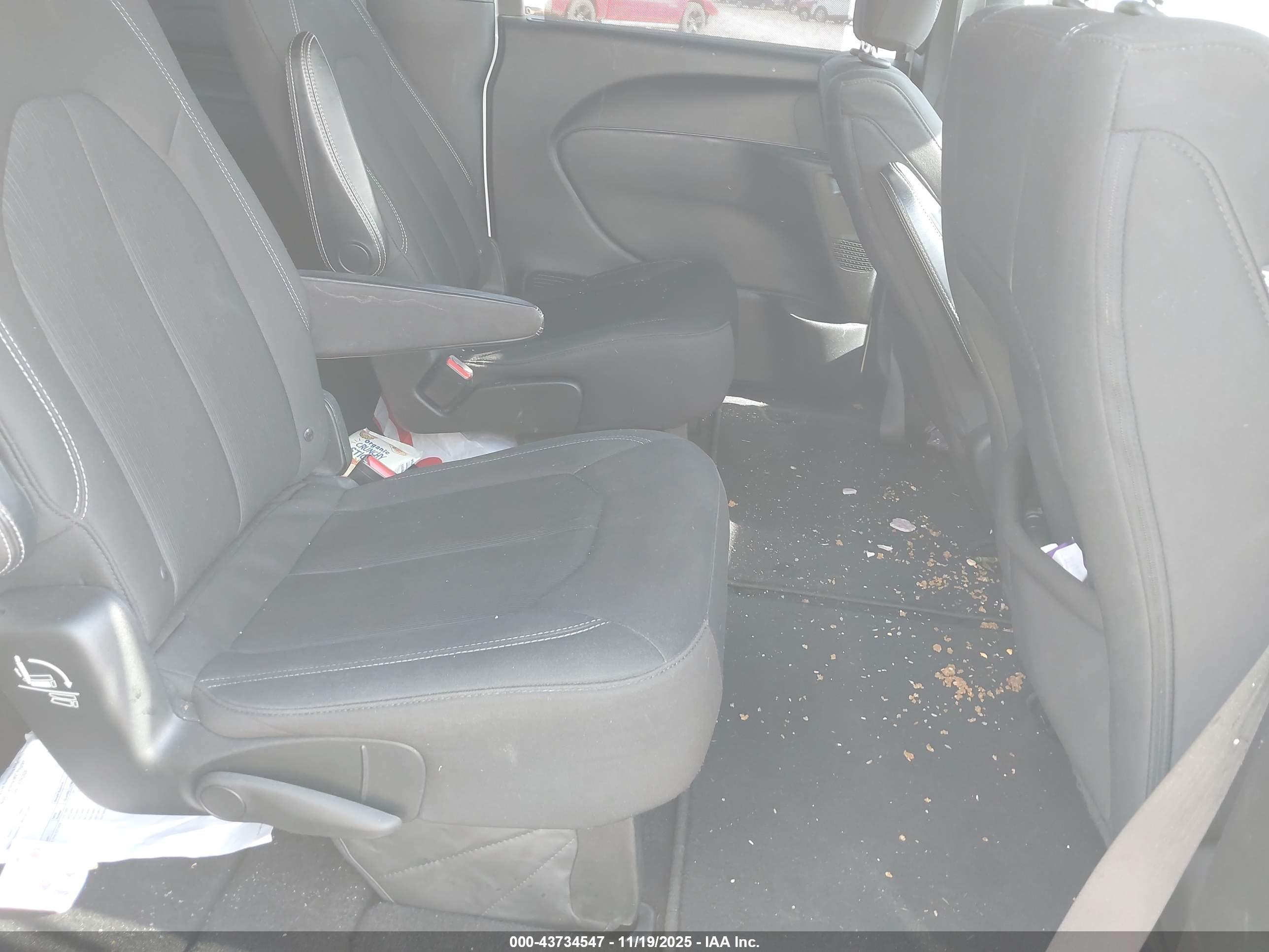 CHRYSLER PACIFICA image 8