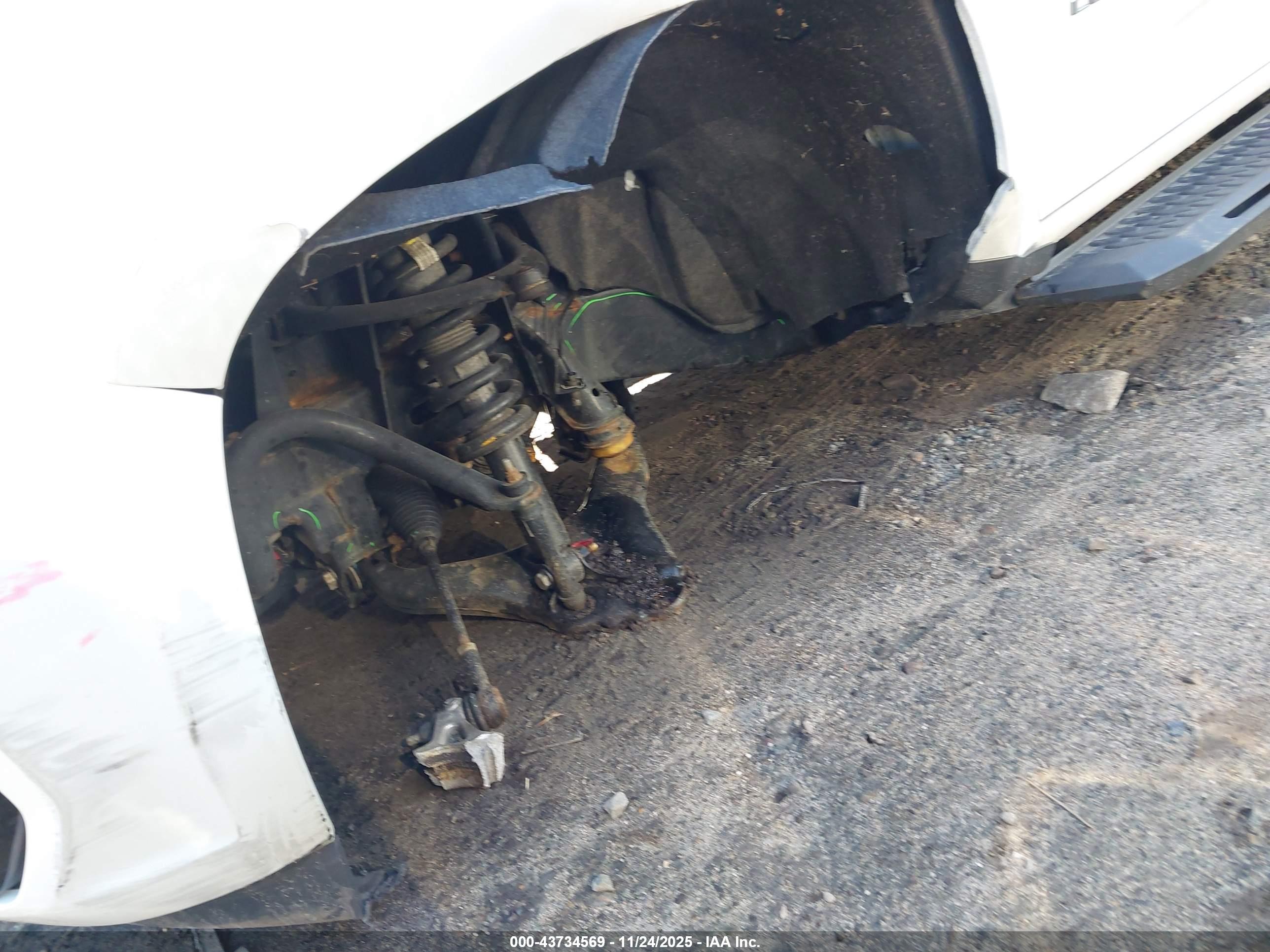 CHEVROLET COLORADO image 6