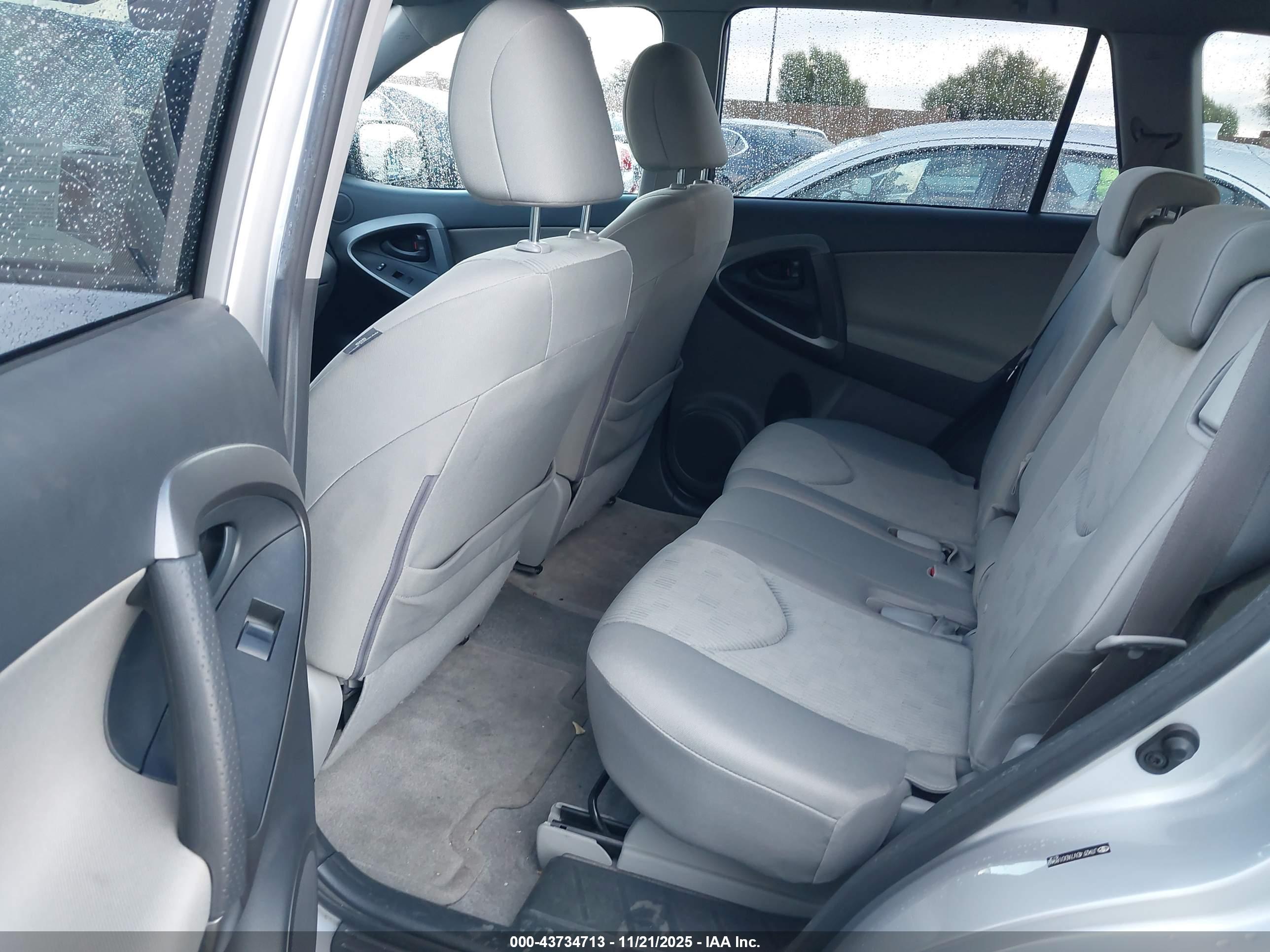 TOYOTA RAV4 image 8