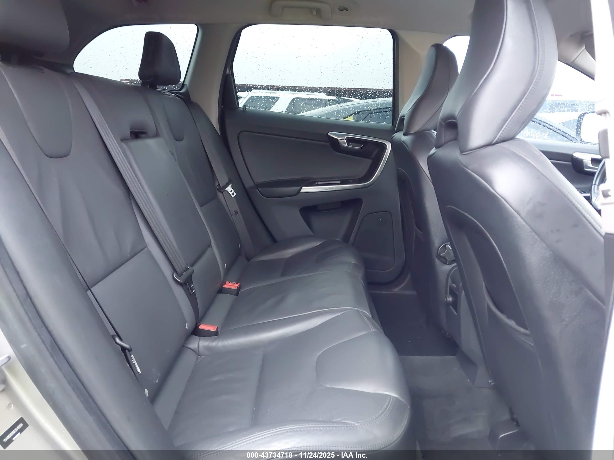 VOLVO XC60 image 8