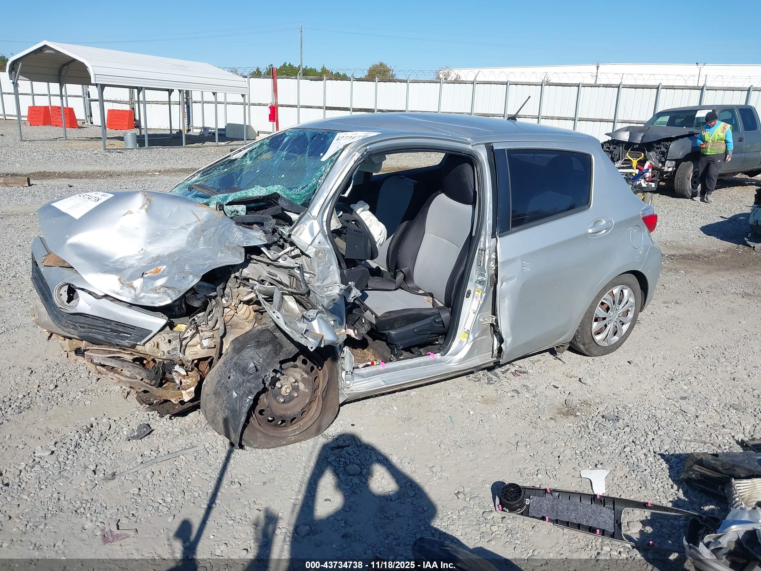 TOYOTA YARIS image 2