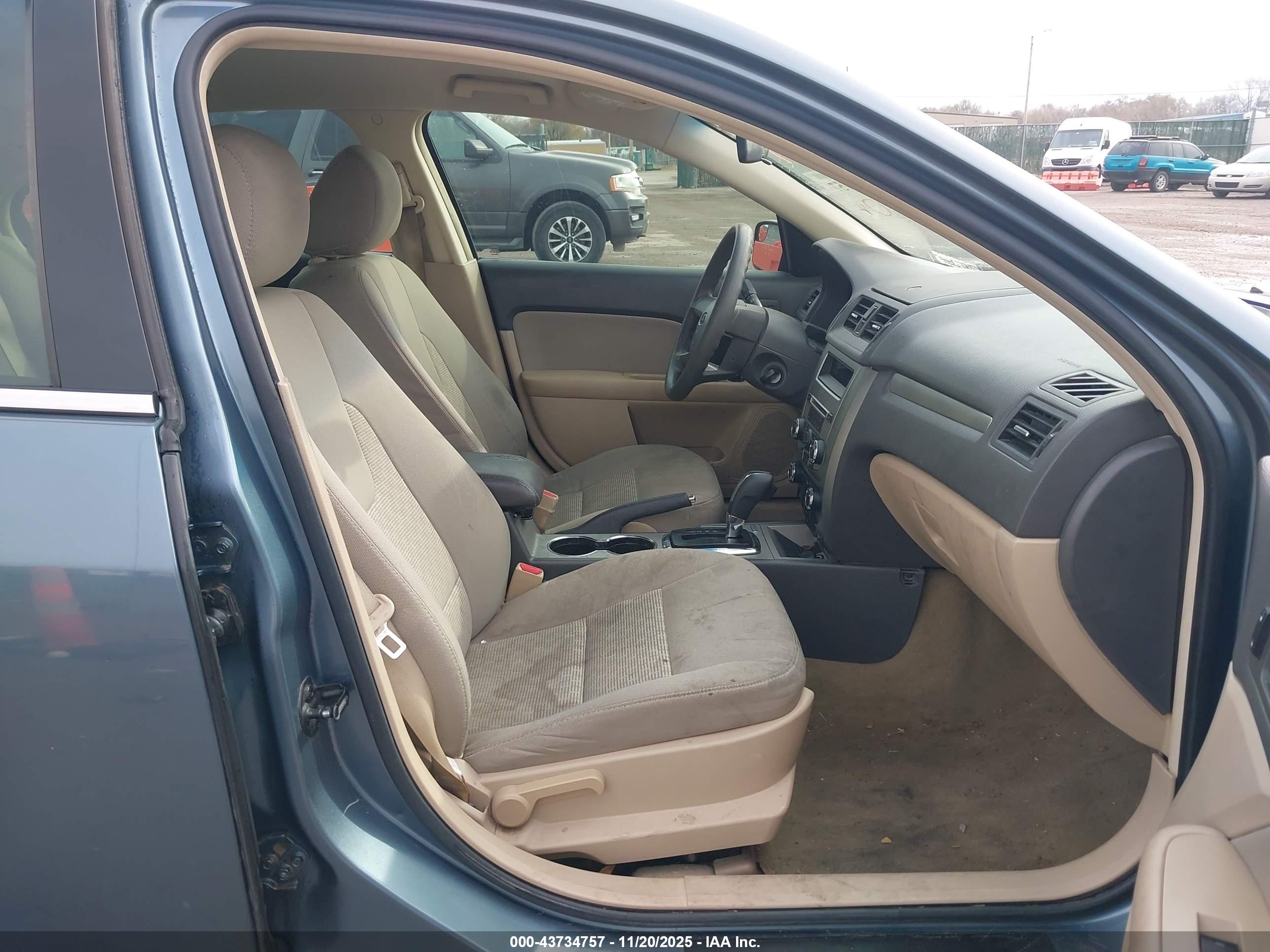 FORD FUSION image 5