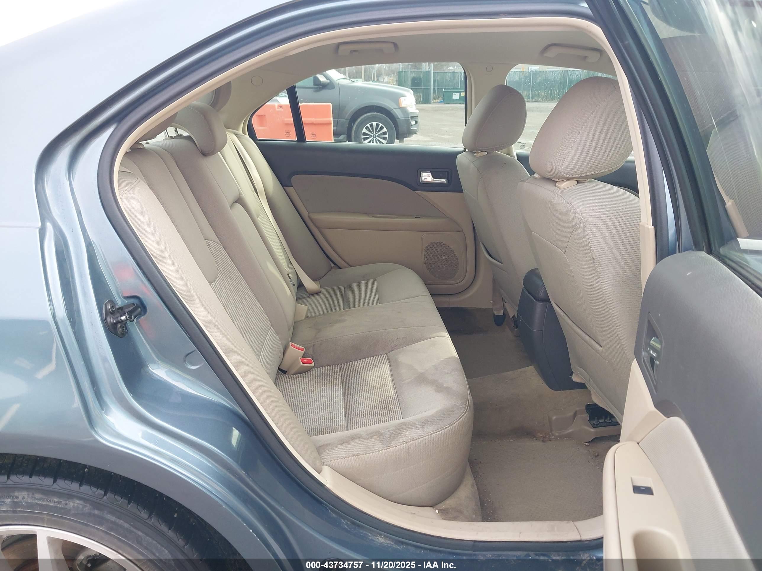 FORD FUSION image 8