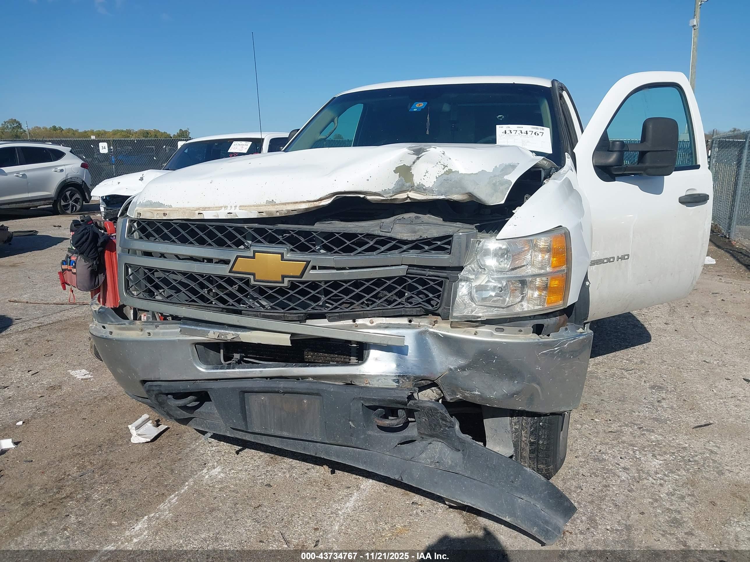CHEVROLET SILVERADO image 6