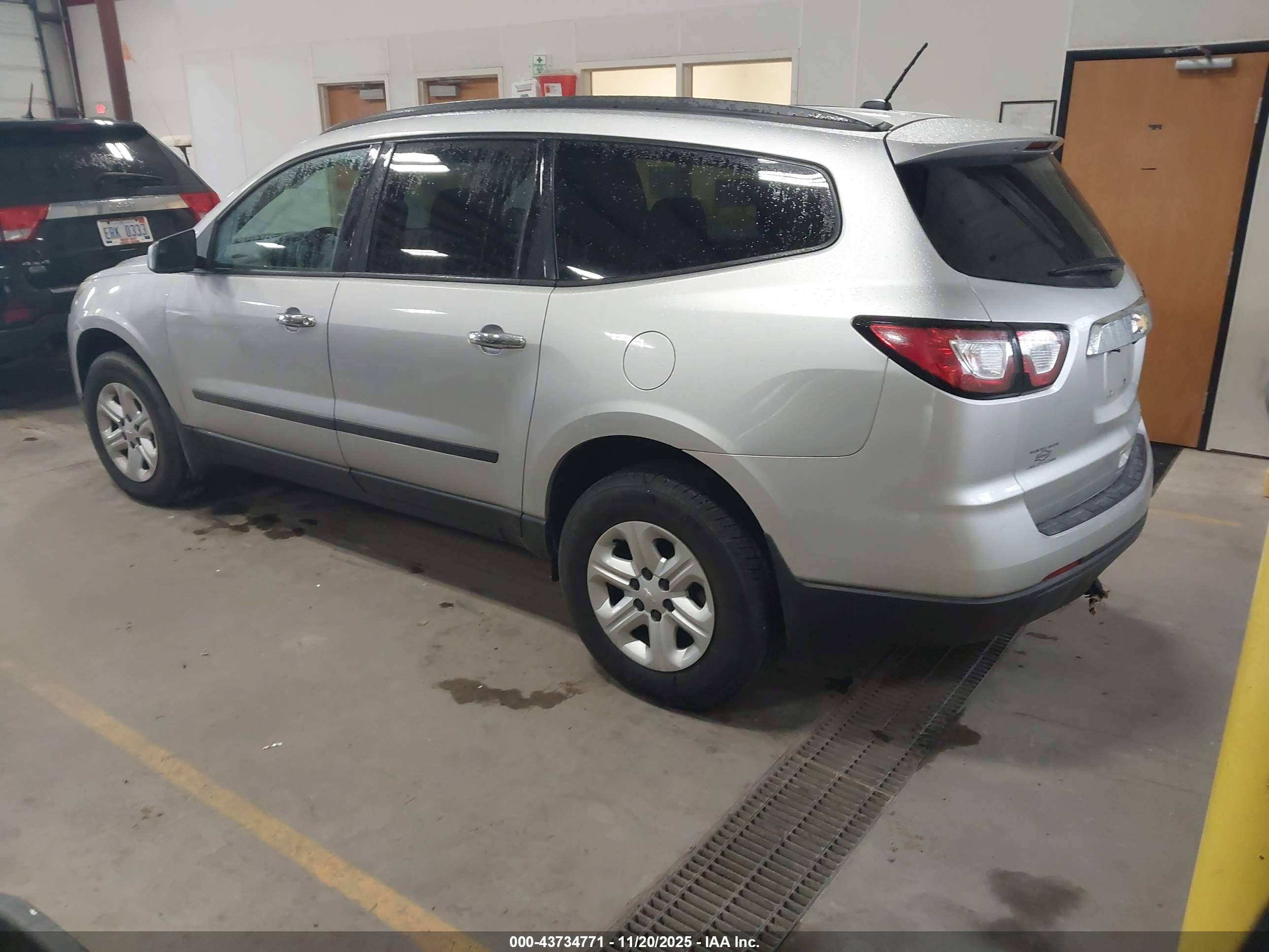 CHEVROLET TRAVERSE image 3