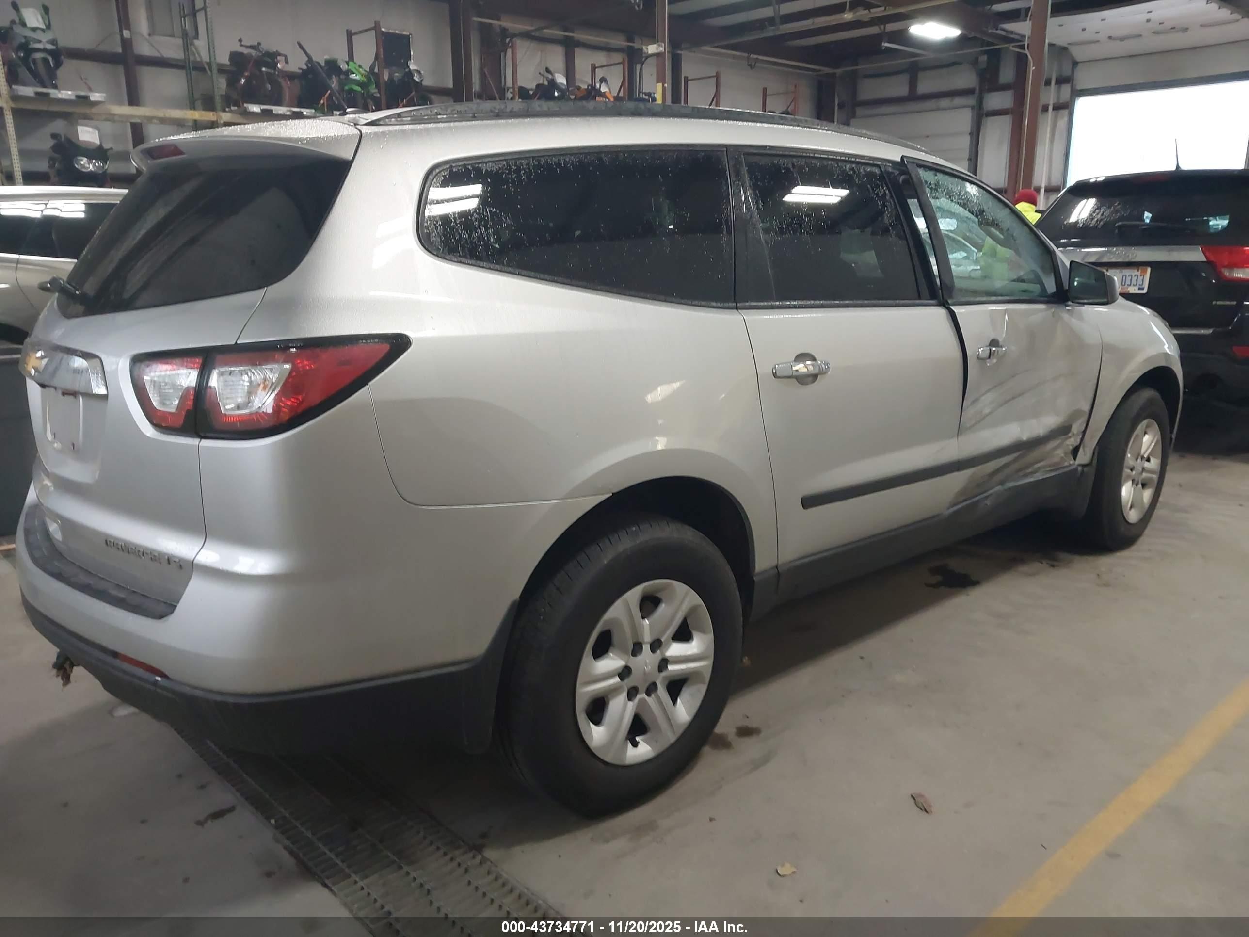 CHEVROLET TRAVERSE image 4