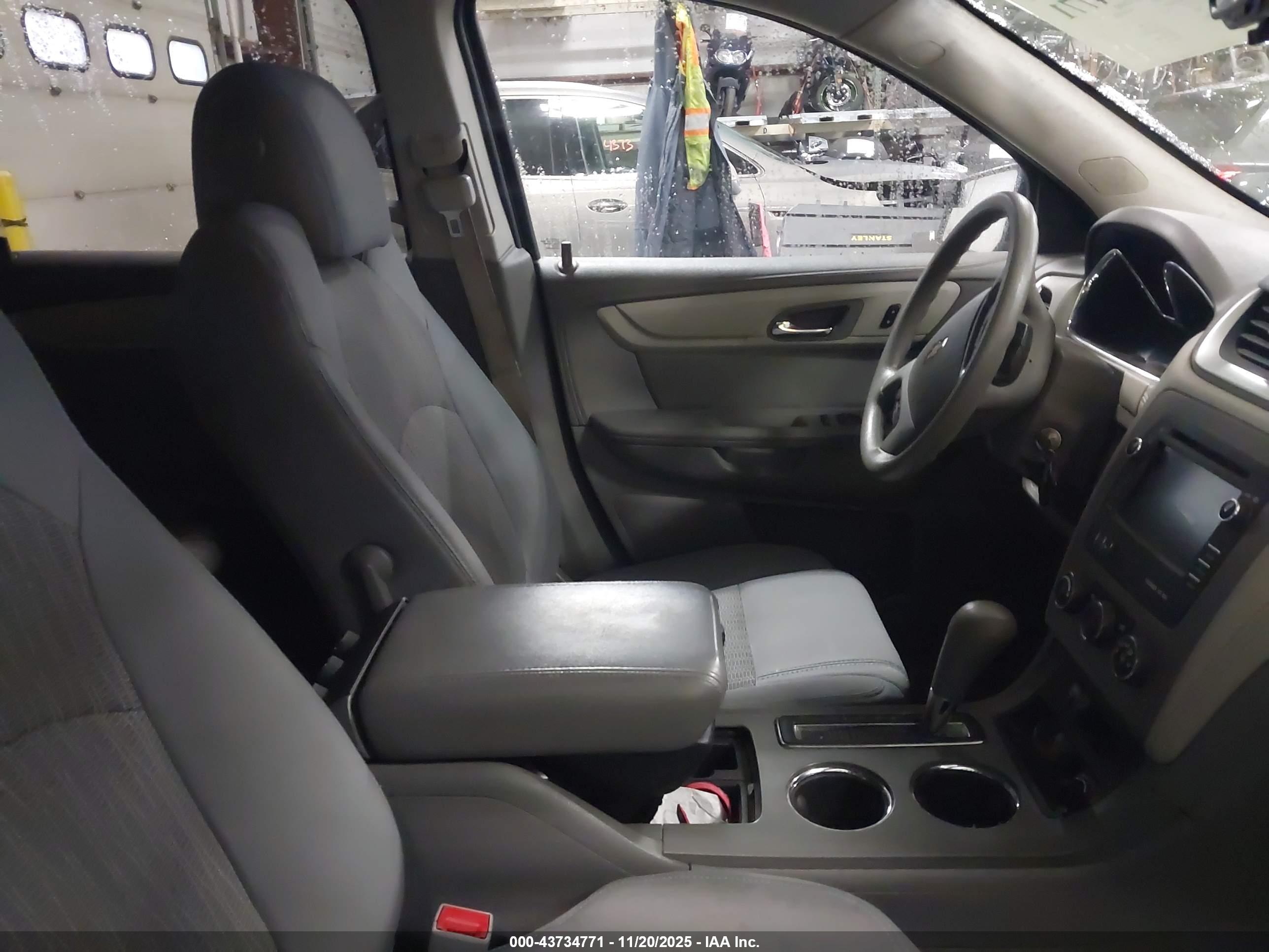 CHEVROLET TRAVERSE image 5