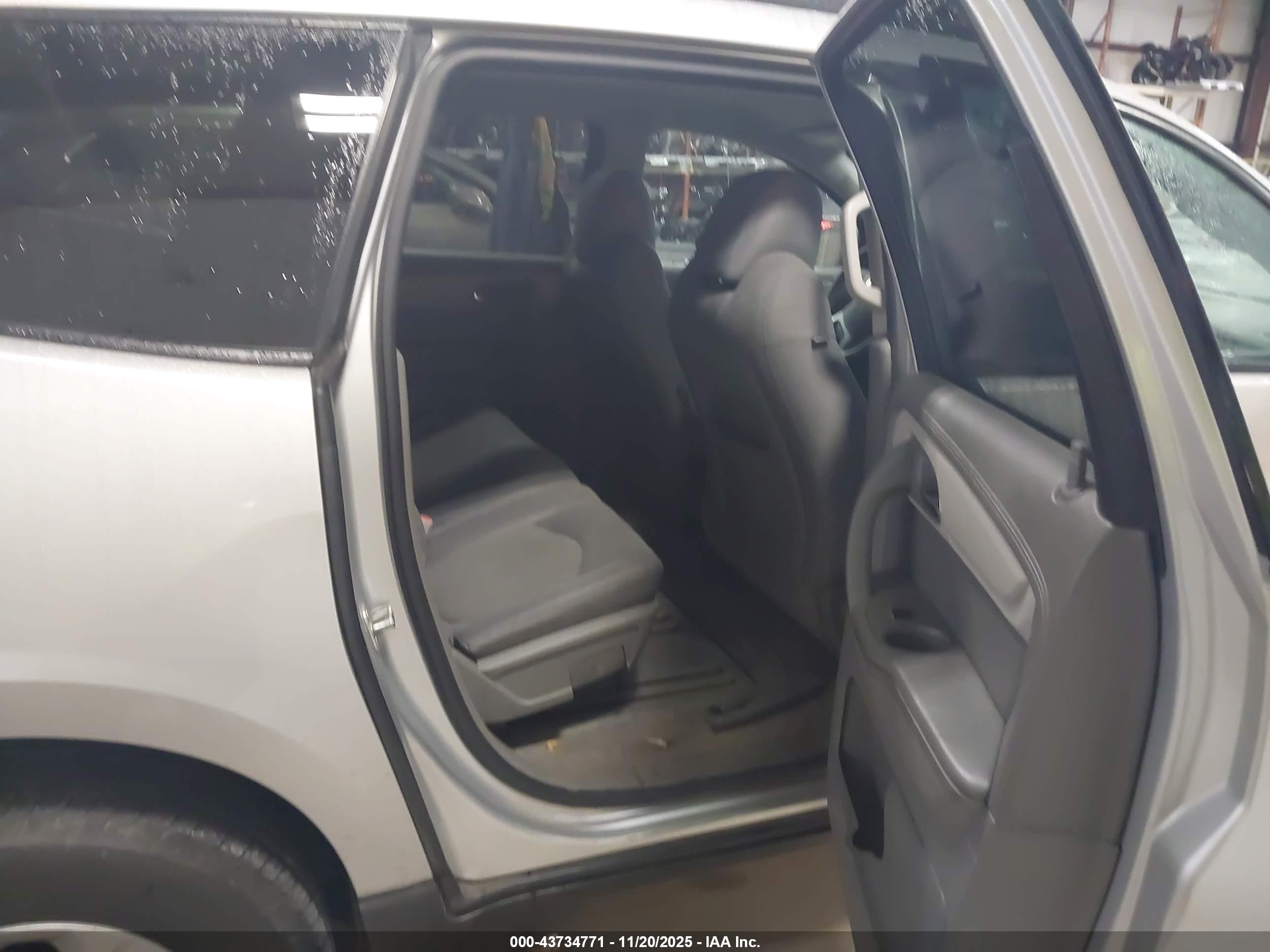 CHEVROLET TRAVERSE image 8