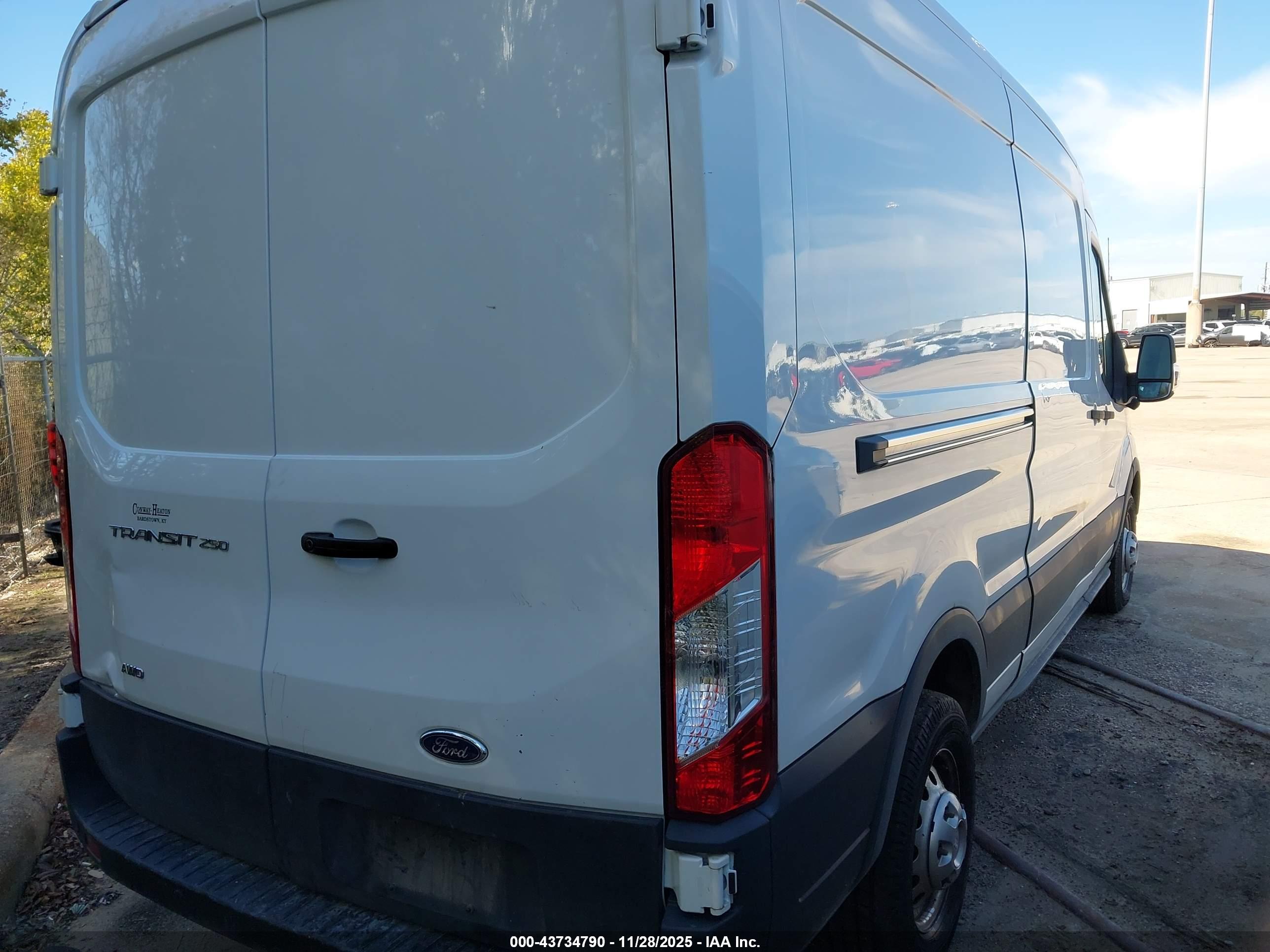FORD TRANSIT-250 image 4