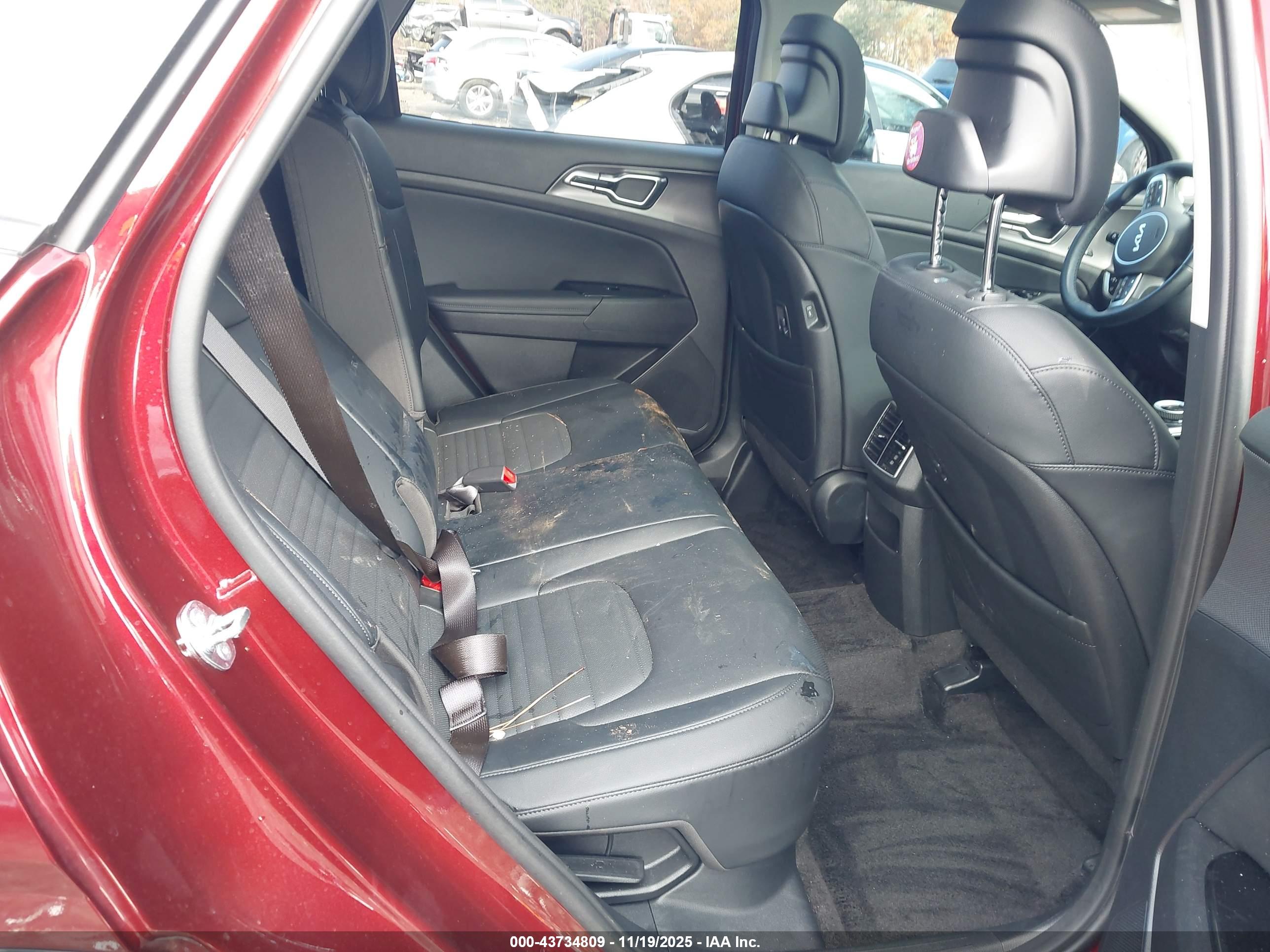KIA SPORTAGE image 8