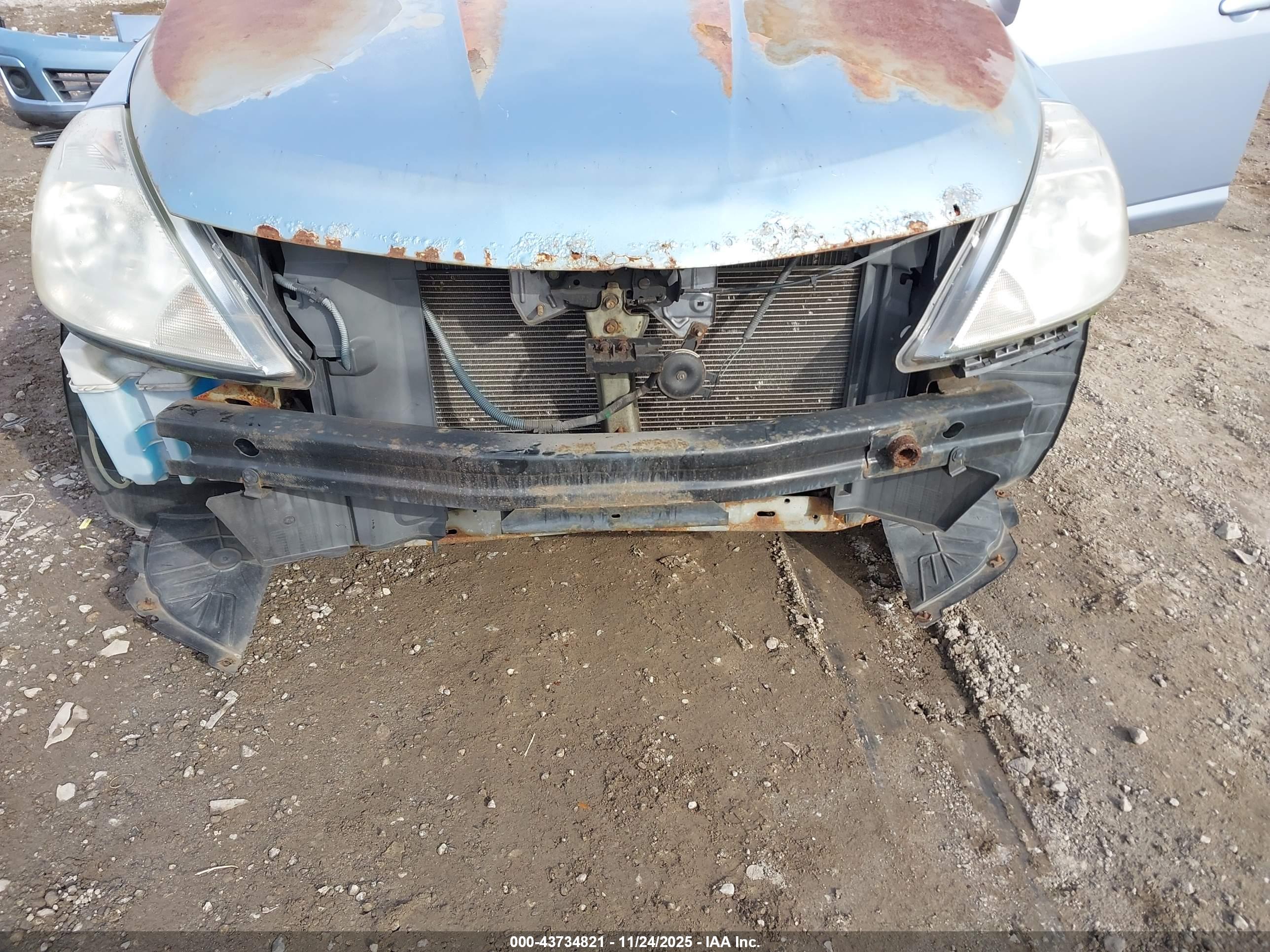 NISSAN VERSA image 6