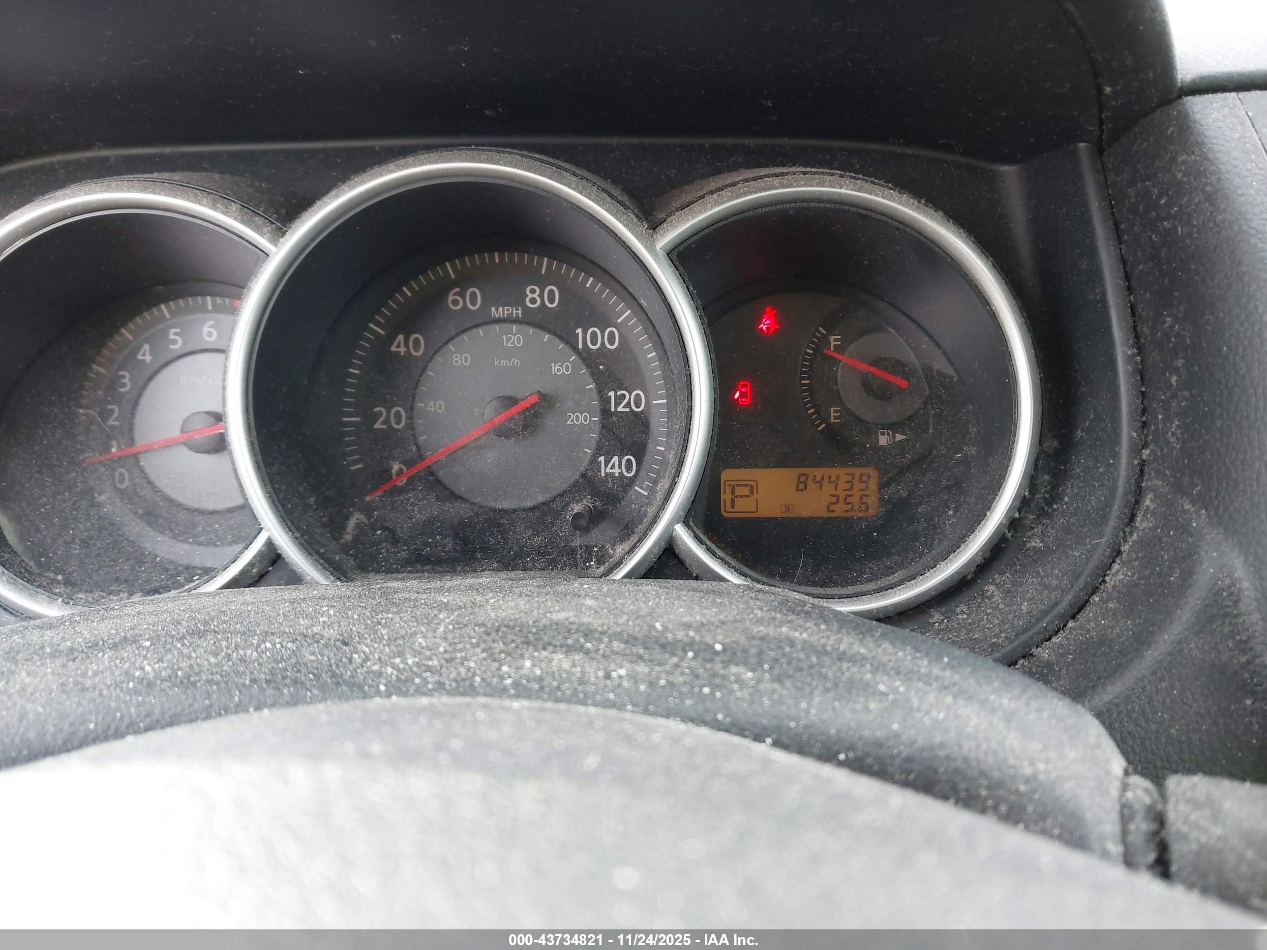 NISSAN VERSA image 7