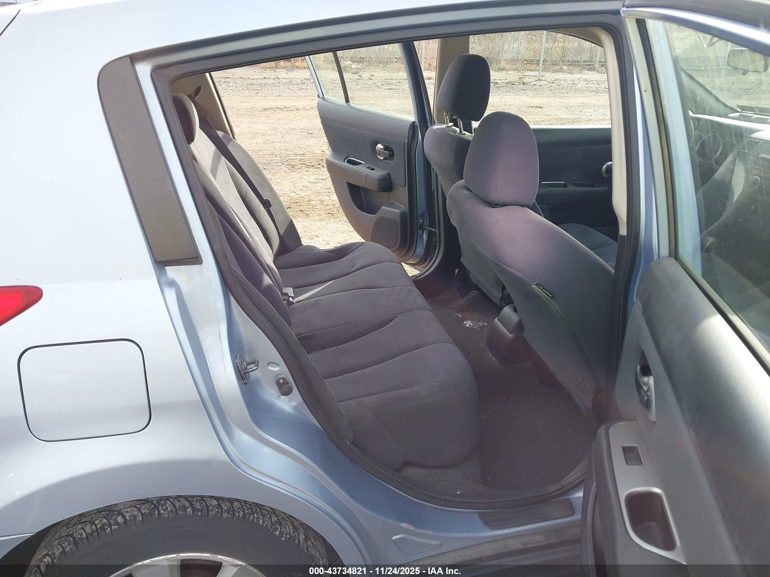 NISSAN VERSA image 8